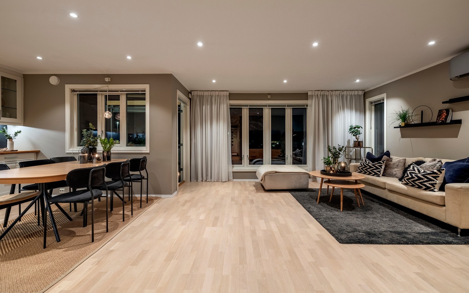 Rommets størrelse gir gode møbleringsmuligheter, med plass til både sofagruppe, TV-anlegg og spisebord. Galleribilde