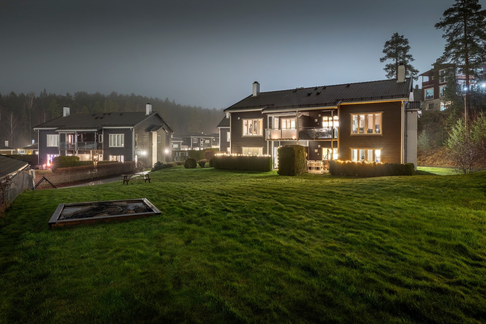 Leiligheten ligger rett ved marka, og det er kort vei til skoler, barnehager og Oppegård stasjon. Galleribilde