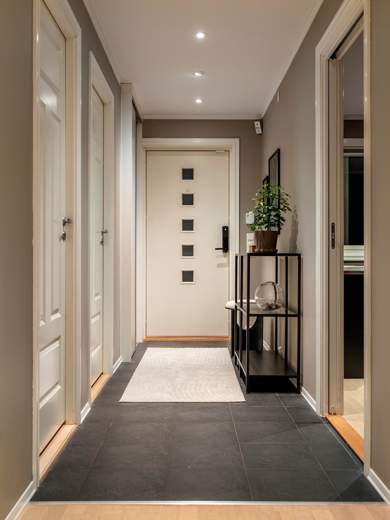 Entréen er malt i behagelige fargetoner og gulvet er flislagt, utstyrt med behagelig gulvvarme. Galleribilde