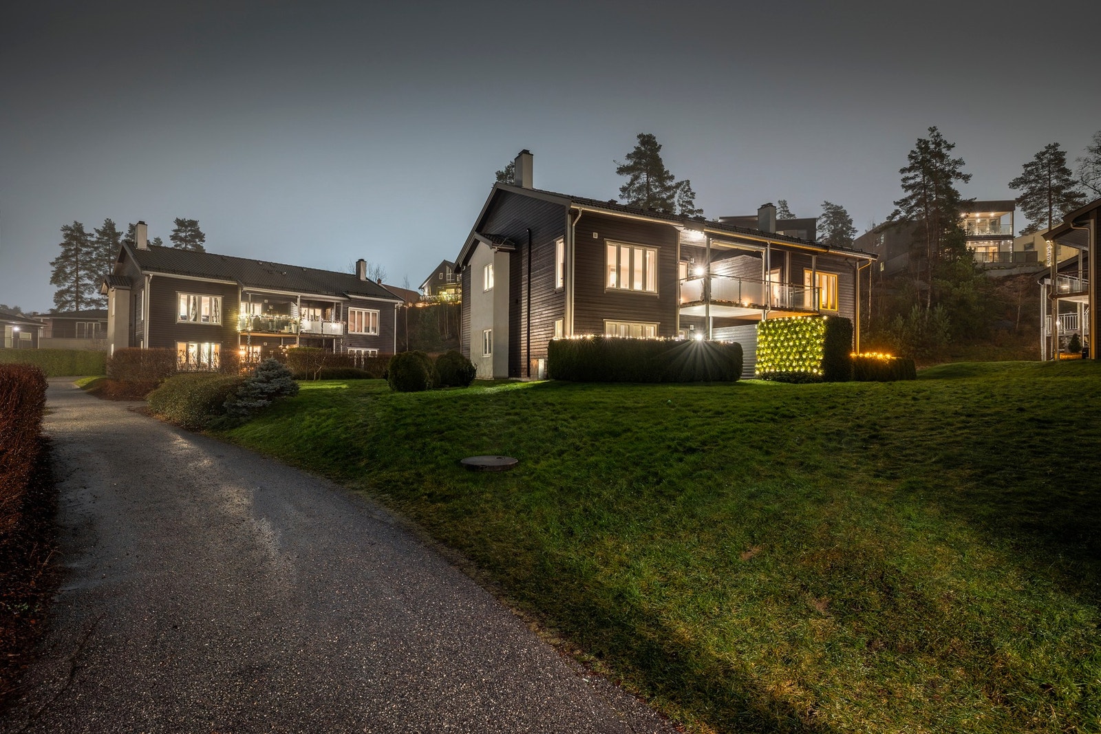 Eiendommen ligger i et rolig, sentralt og meget barnevennlig boligområde på Oppegård. Galleribilde