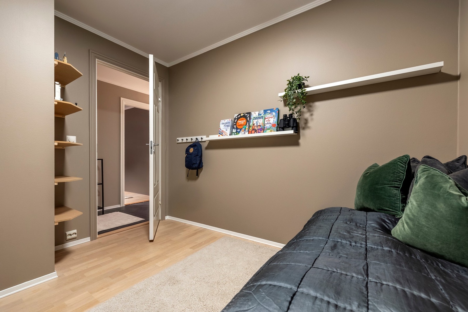 Soverommene er malt i behagelige fargetoner og har trestavs parkett på gulvet. Galleribilde