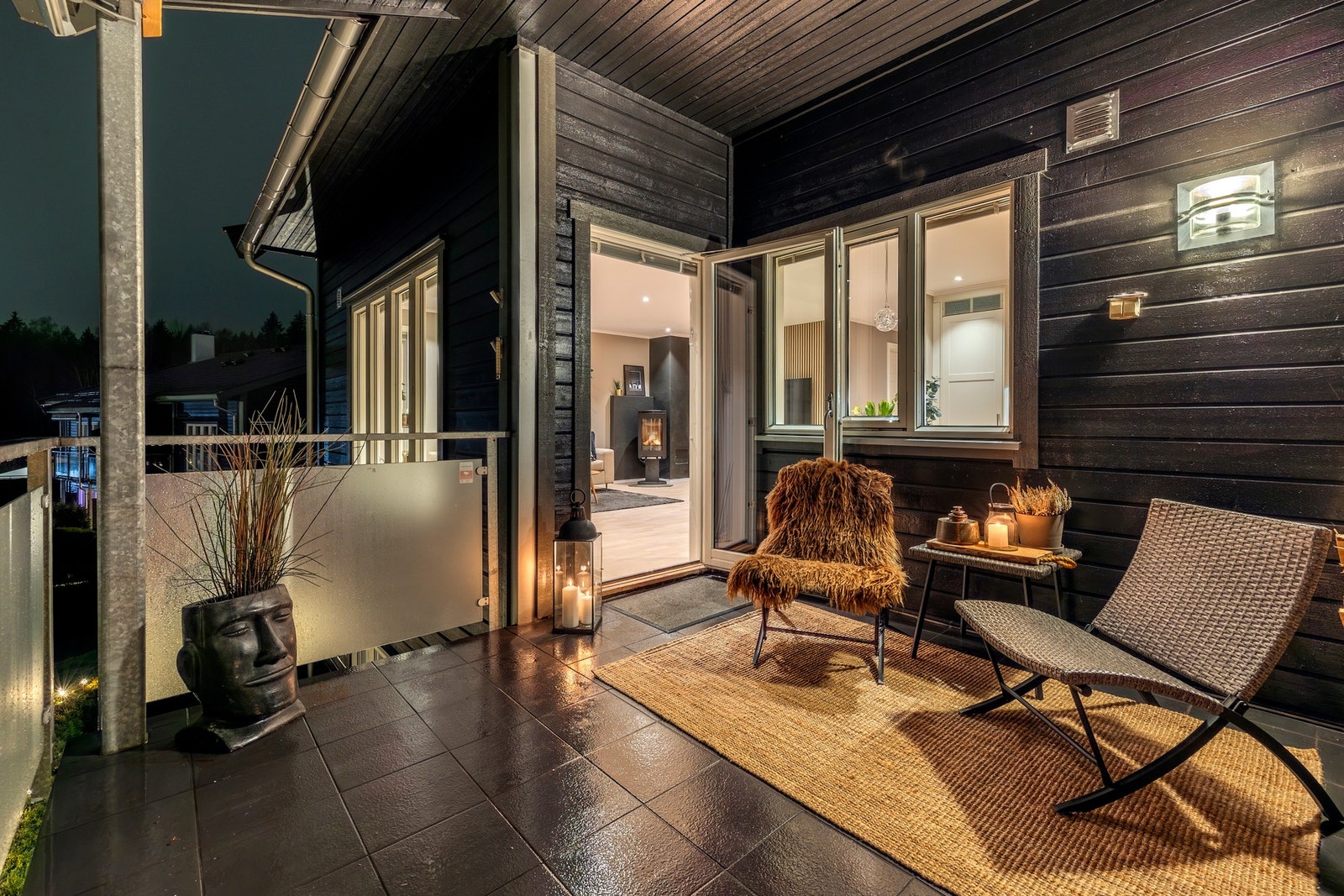 Fra stuen er det utgang til en romslig balkong på ca. 9,5 kvm med gode solforhold og flott utsikt over nærområdet. Galleribilde