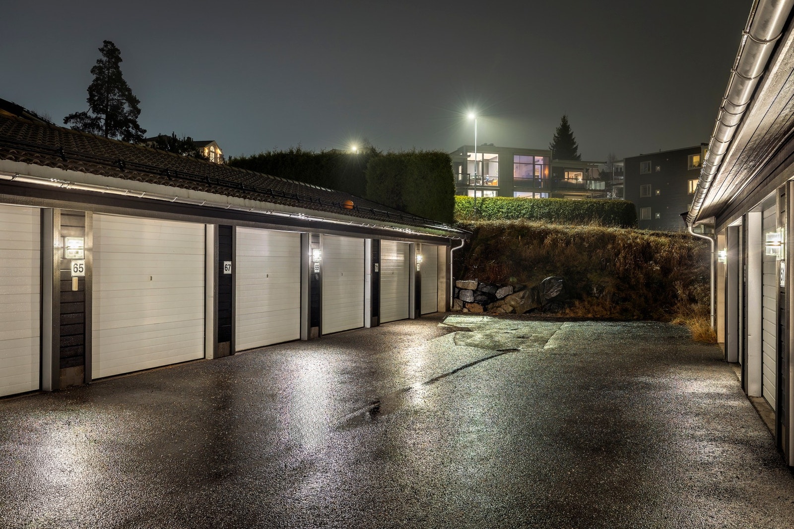 Det er parkering i garasje med elbillader, samt en utvendig p-plass. Galleribilde