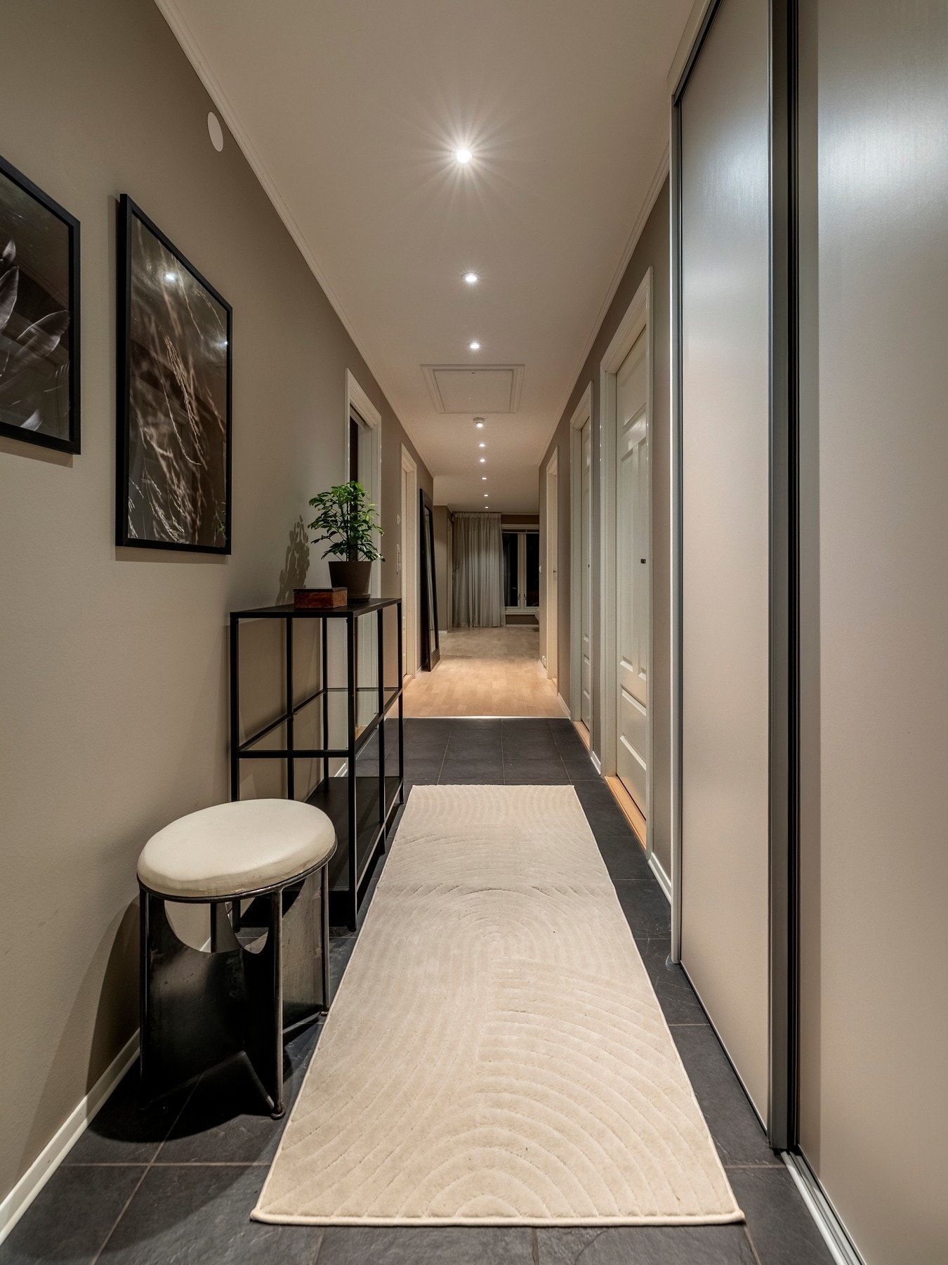 Her er det innredet med en praktisk skyvedørsgarderobe, og det er plass til både konsollbord og sittebenk. Galleribilde