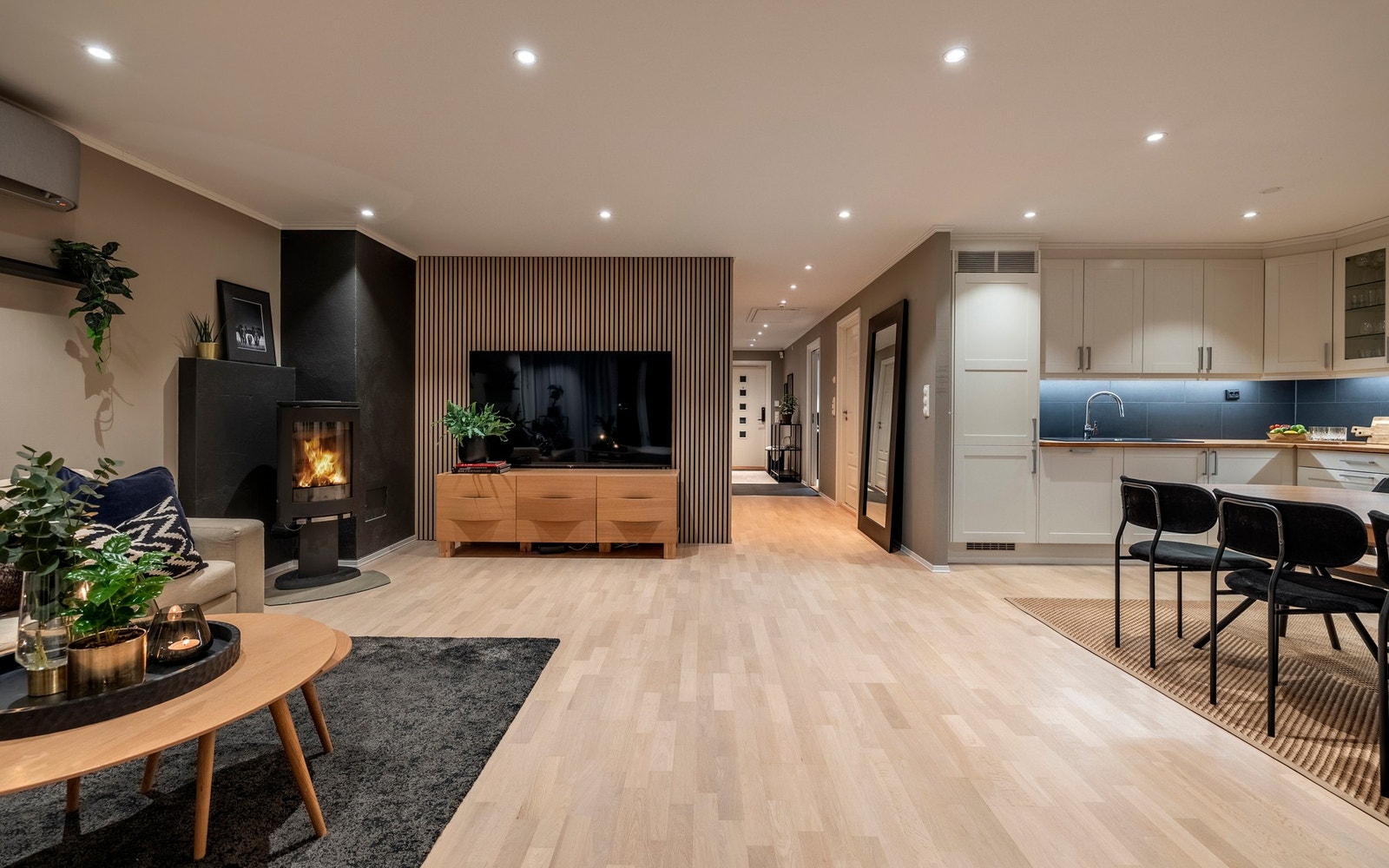 Stuen er lys og innbydende, og ligger i en åpen løsning mot kjøkkenet. Galleribilde