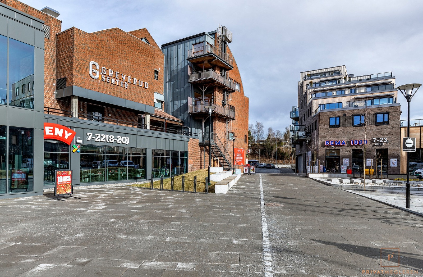 Greverud senter kan tilby Meny matbutikk, cafe, legesenter, apotek, frisør og restaurant. Galleribilde