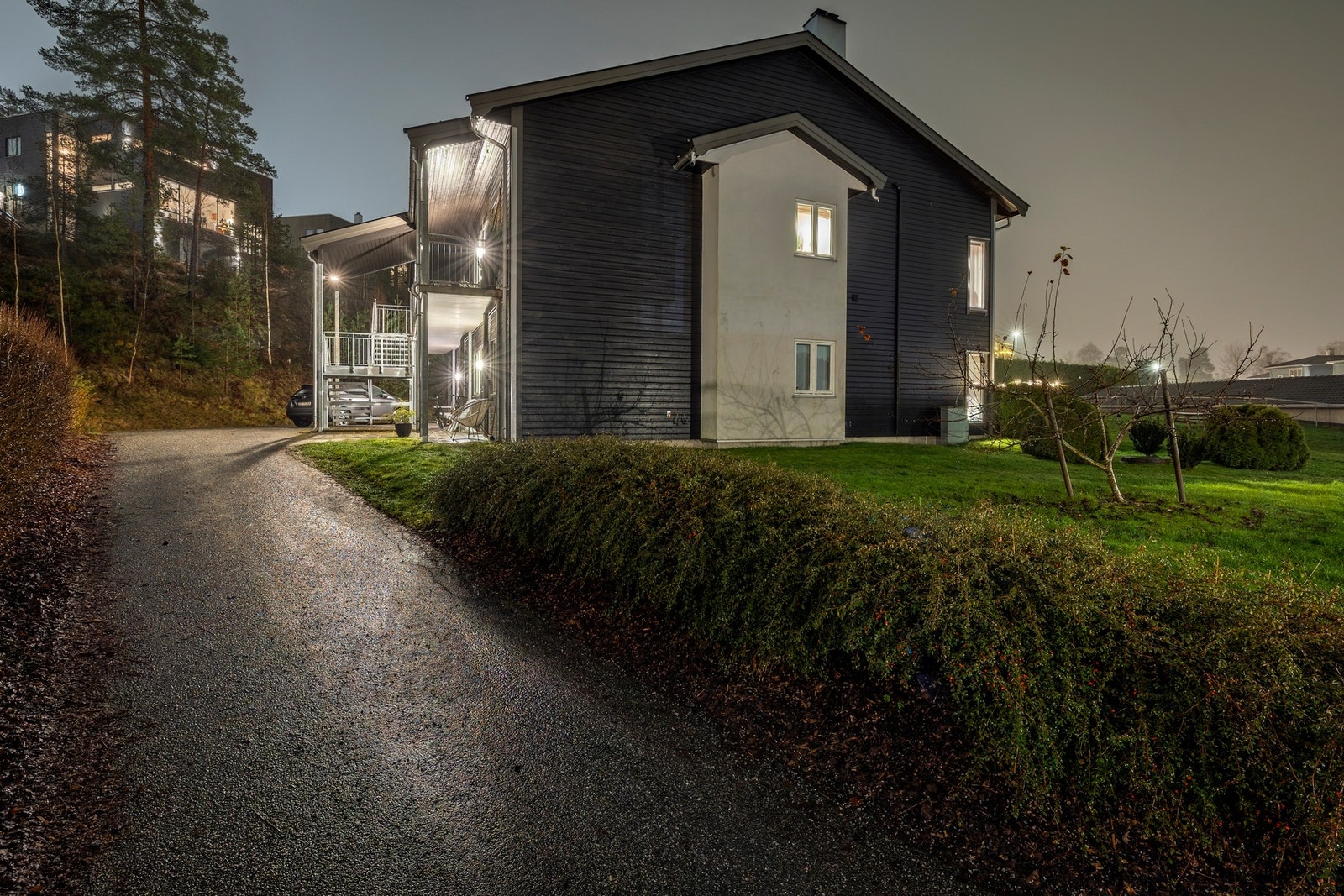 Ellers har sameiet et pent opparbeidet uteområde med asfalterte internveier, plen og beplantning. Galleribilde