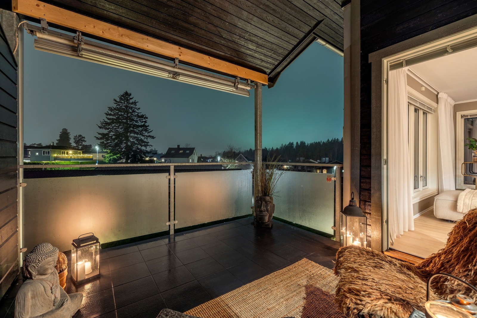 Balkongen har gode solforhold og flott utsikt over nærområdet. Galleribilde