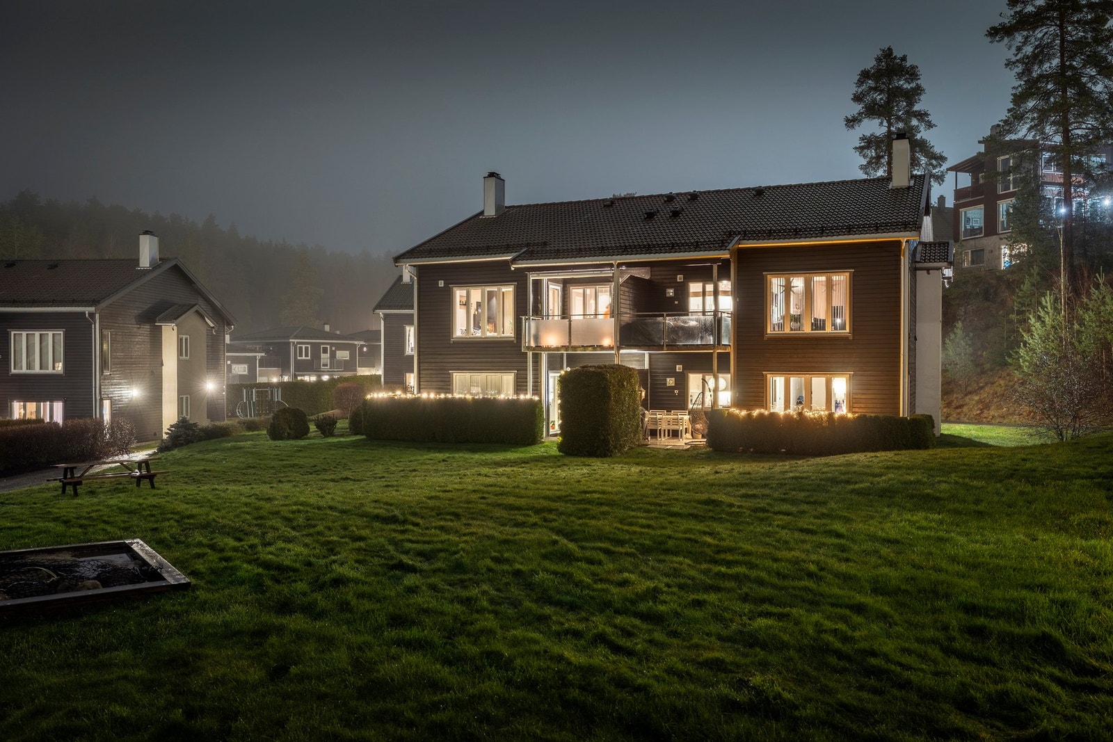 Her bor du i rolige omgivelser med kort vei til en rekke servicetilbud som skoler, barnehager, butikker og kollektivtransport. Galleribilde