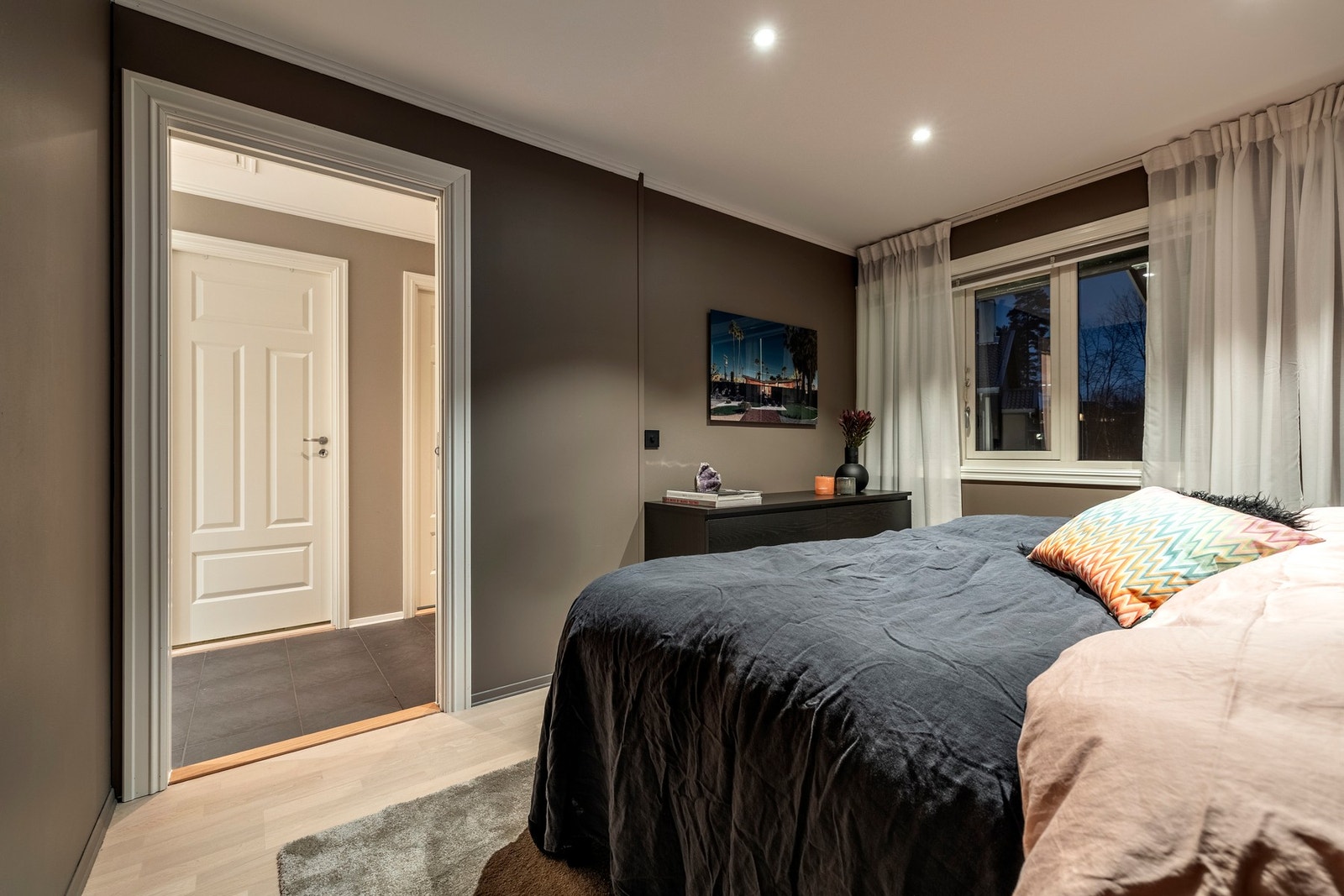 Hovedsoverommet er meget romslig, med god plass til dobbeltseng, nattbord og diverse. Galleribilde