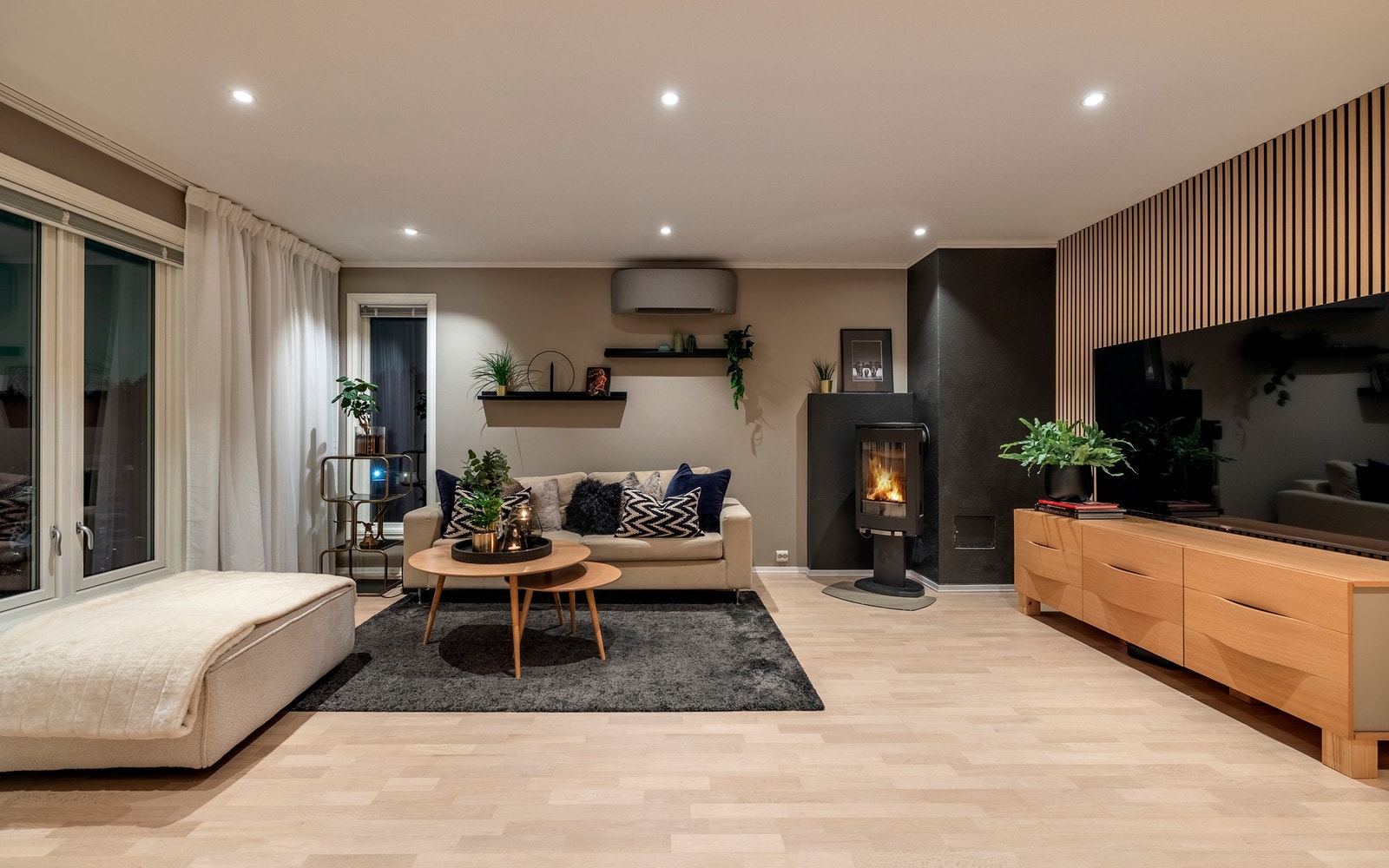 En frittstående Jøtul vedovn med flammeinnsyn gir ekstra varme og hygge på kjølige dager. Galleribilde