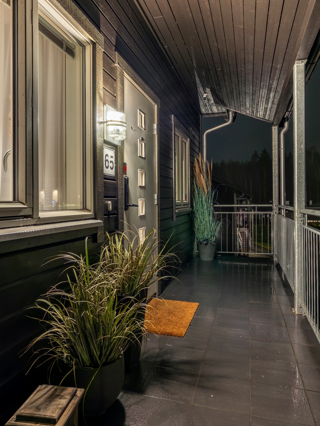 Leiligheten ligger i byggets andre etasje og har adkomst via utvendig svalgang. Galleribilde