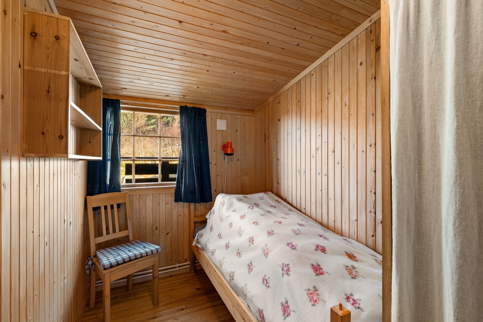 Begge rommene er innredet med vegghyller, og hytta har en hems i bruk som soverom. Galleribilde