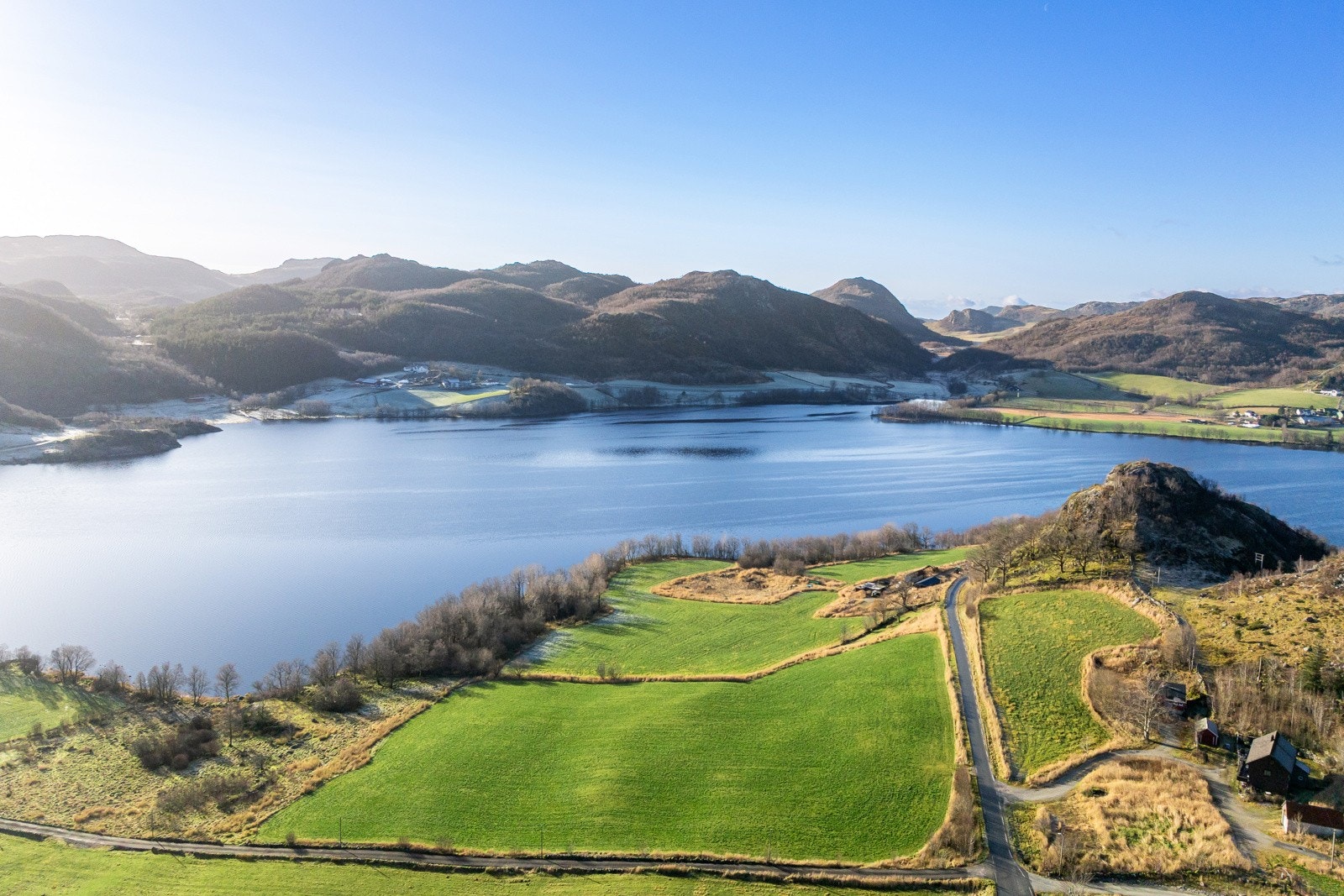 Nærområdet byr på flotte turmuligheter, med fiskevann, skiløyper, utallige turstier og majestetiske fjelltopper. Galleribilde