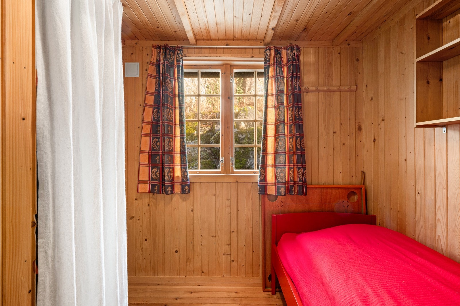 I 1. etasje har hytta to lune soverom med furgulv og trepanel. Galleribilde