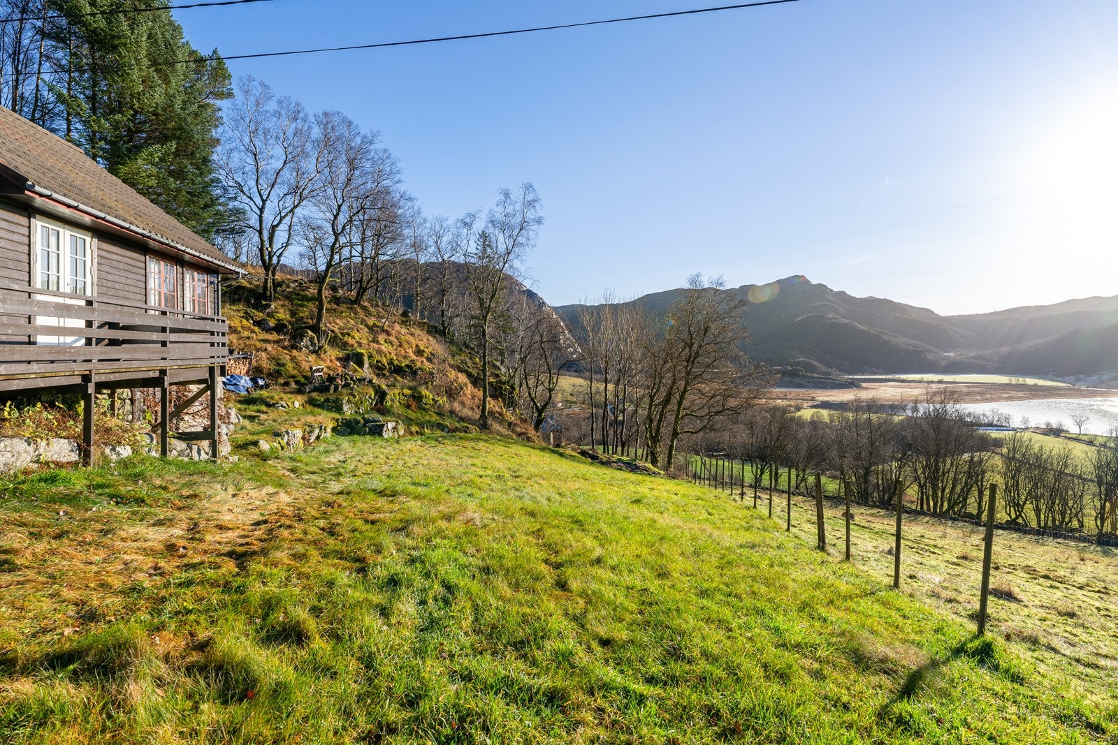 Den ligger i skånet terreng, noe som gir en variert tomtestruktur. Galleribilde