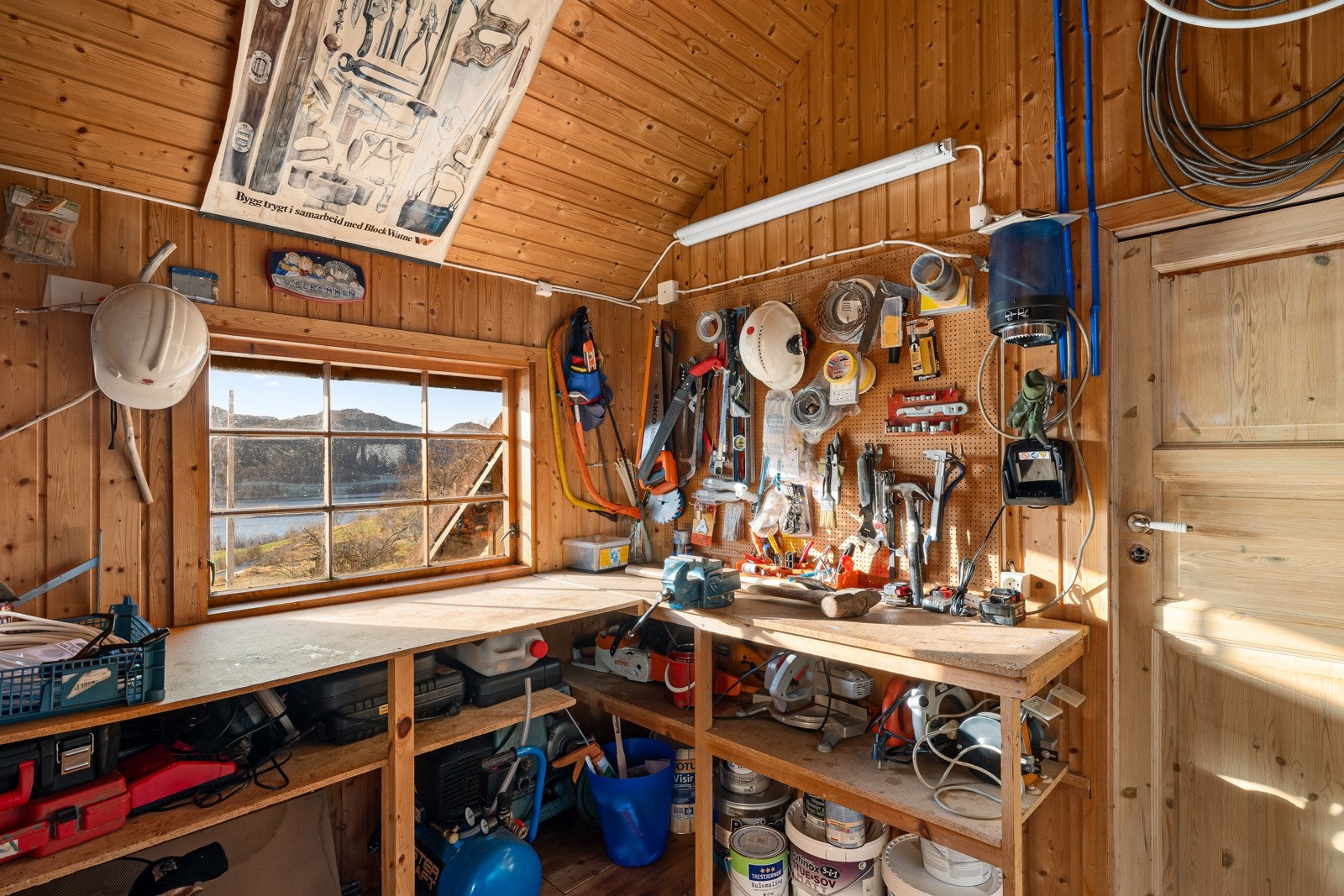 Her har man både utedo, verksted og flere boder. Galleribilde
