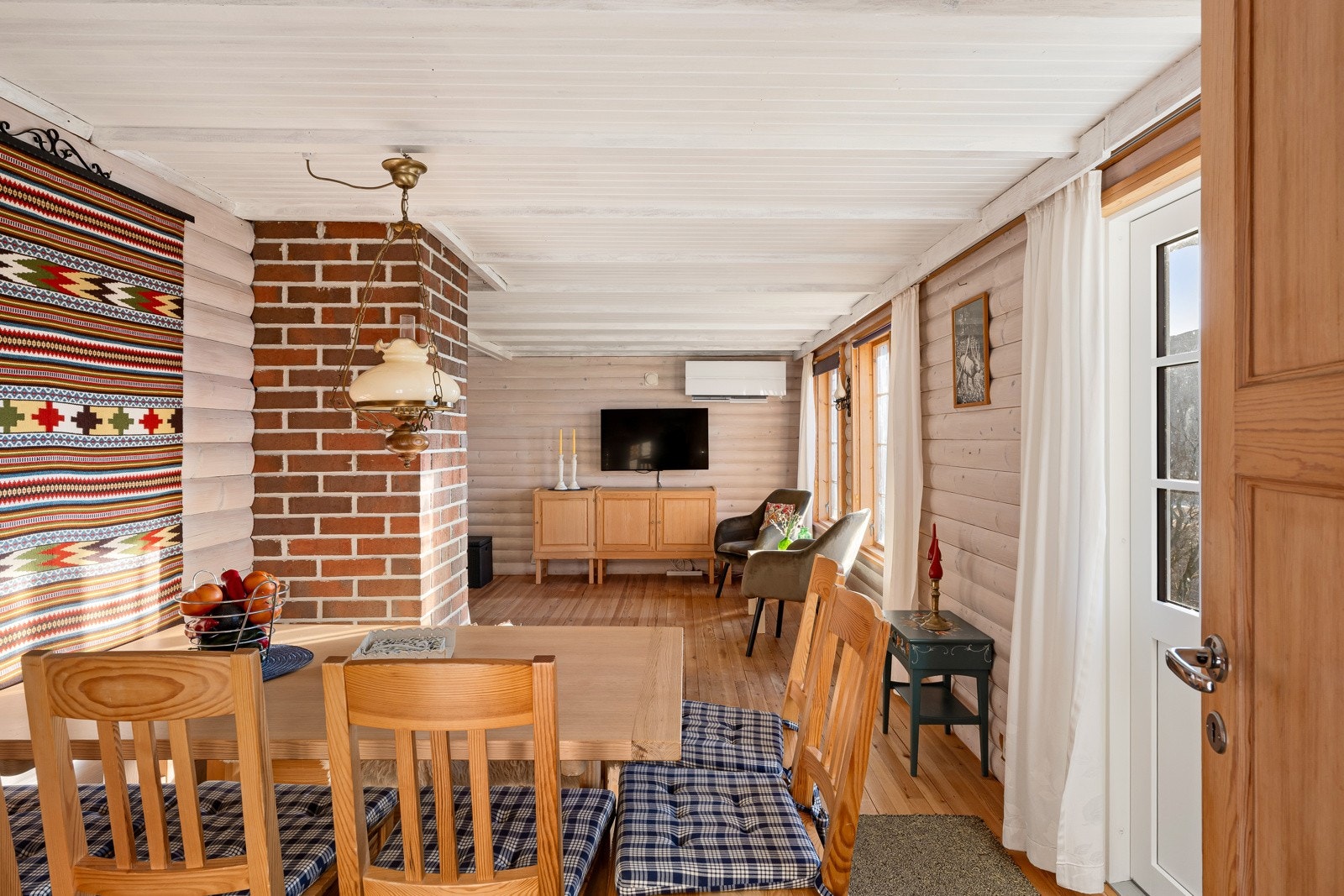 Stuen er naturlig inndelt i ulike soner, og det passer utmerket å innrede med spisebord utenfor kjøkkenet. Galleribilde