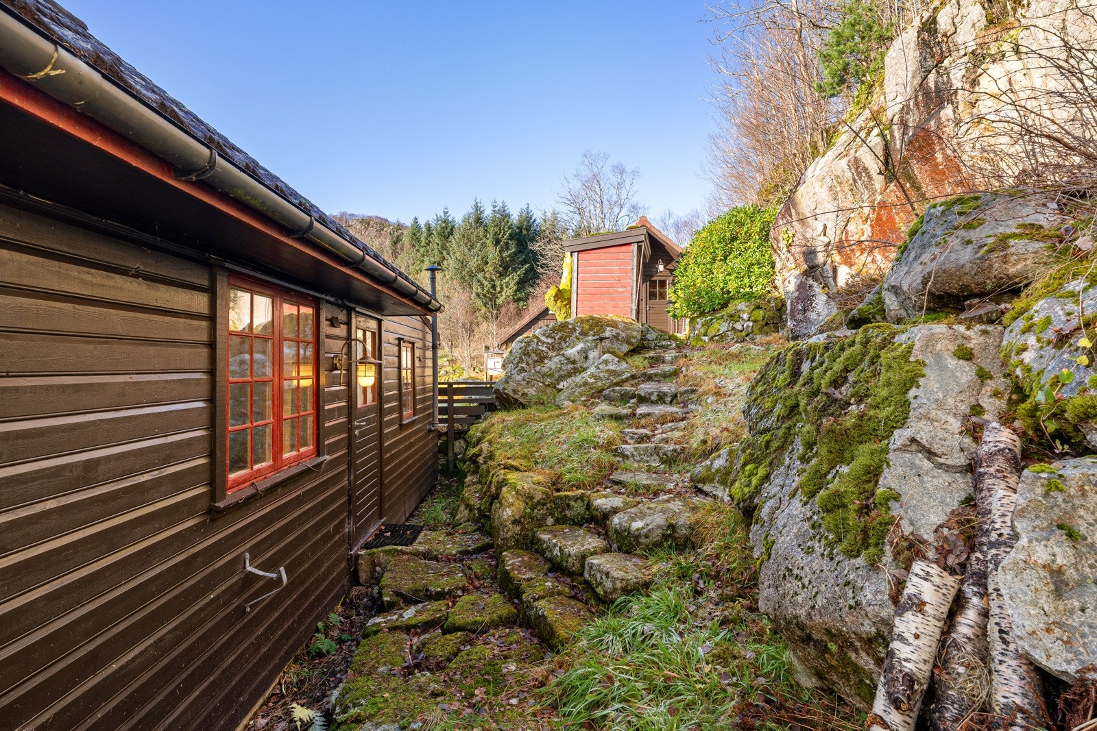 I tillegg til hytta har tomten et frittstående anneks. Galleribilde