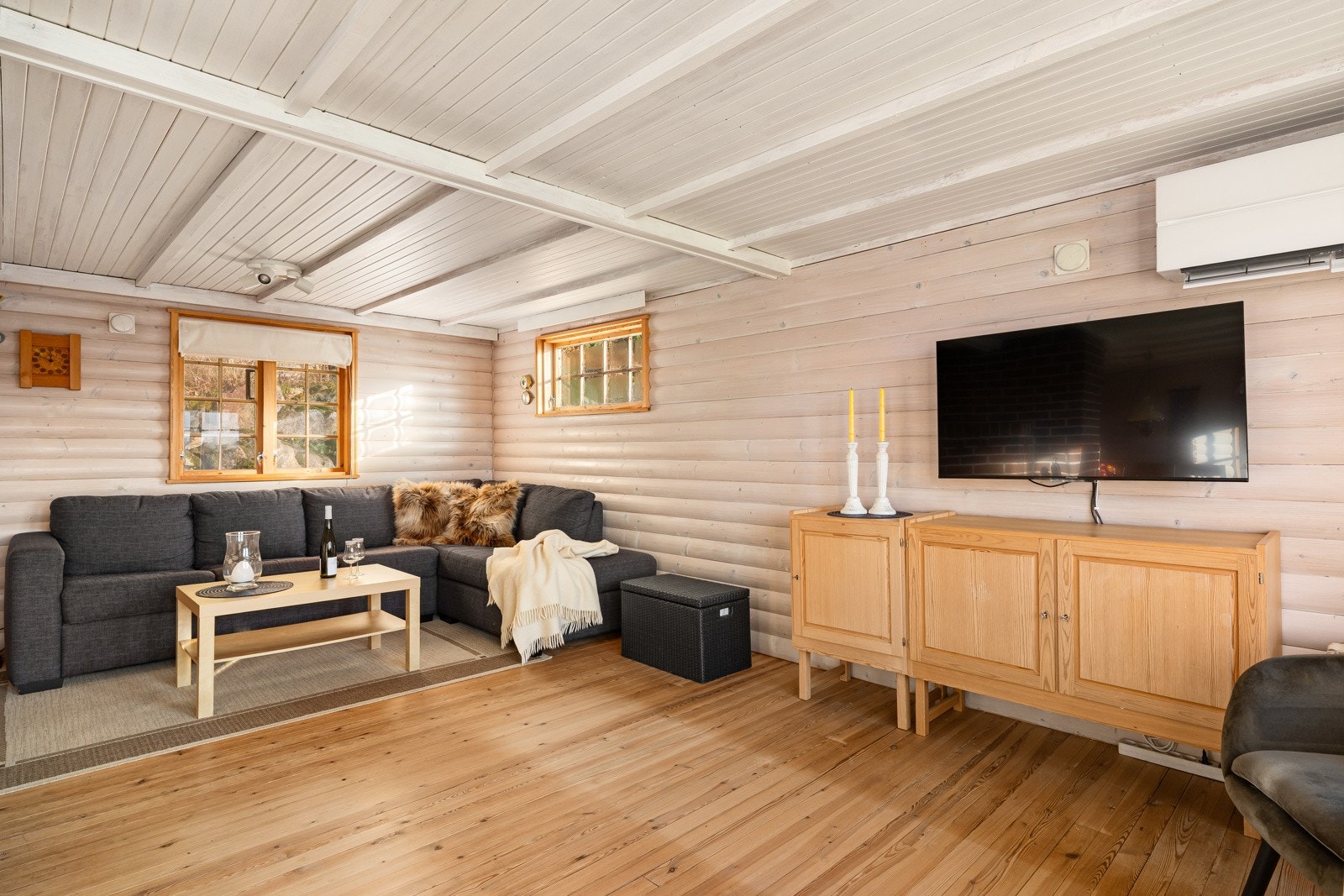 Her kan man sette seg godt til rette i sofakroken og skue utover de vakre omgivelsene. Galleribilde