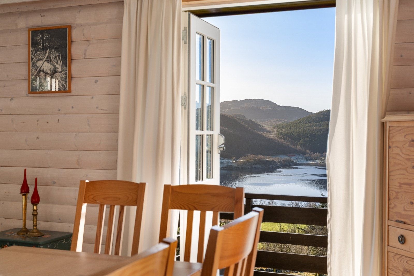 Døren fører ut til den solrike terrassen, en herlig romforlengelse i sommerhalvåret. Galleribilde