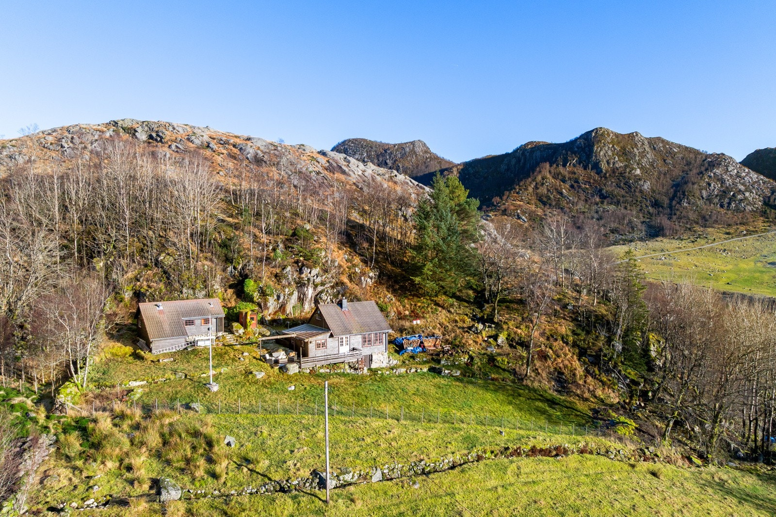 Plasseringen er helt usjenert, og hytta kan skilte med gode solforhold på en stor tomt. Galleribilde