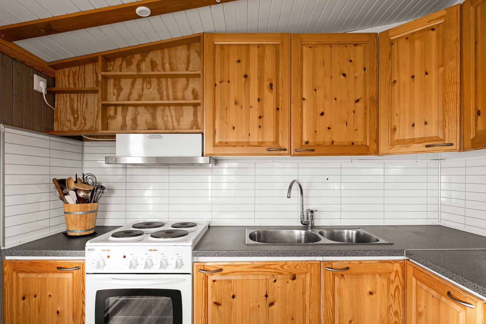 Oppført i to seksjoner har kjøkkenet godt med skap- og benkeplass. Galleribilde