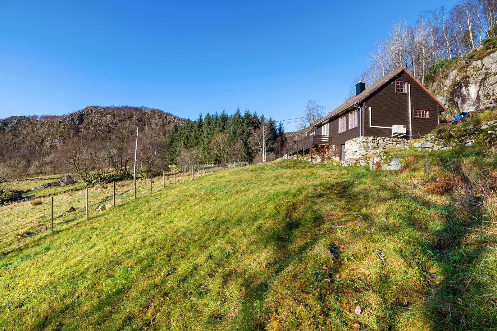 Tomten er på 2218 m² og består av en naturlig opparbeidet tomt med gress og terrasse. Galleribilde