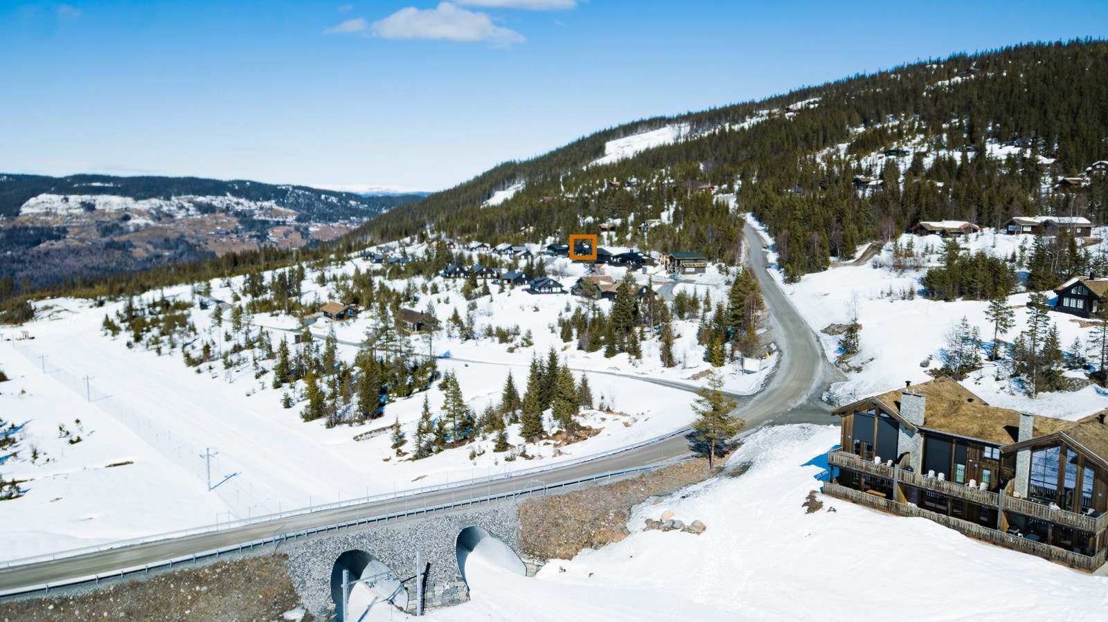 Fra hytta har du ski inn/ut til Nesfjellet Alpins nye tilbringerheis. Galleribilde