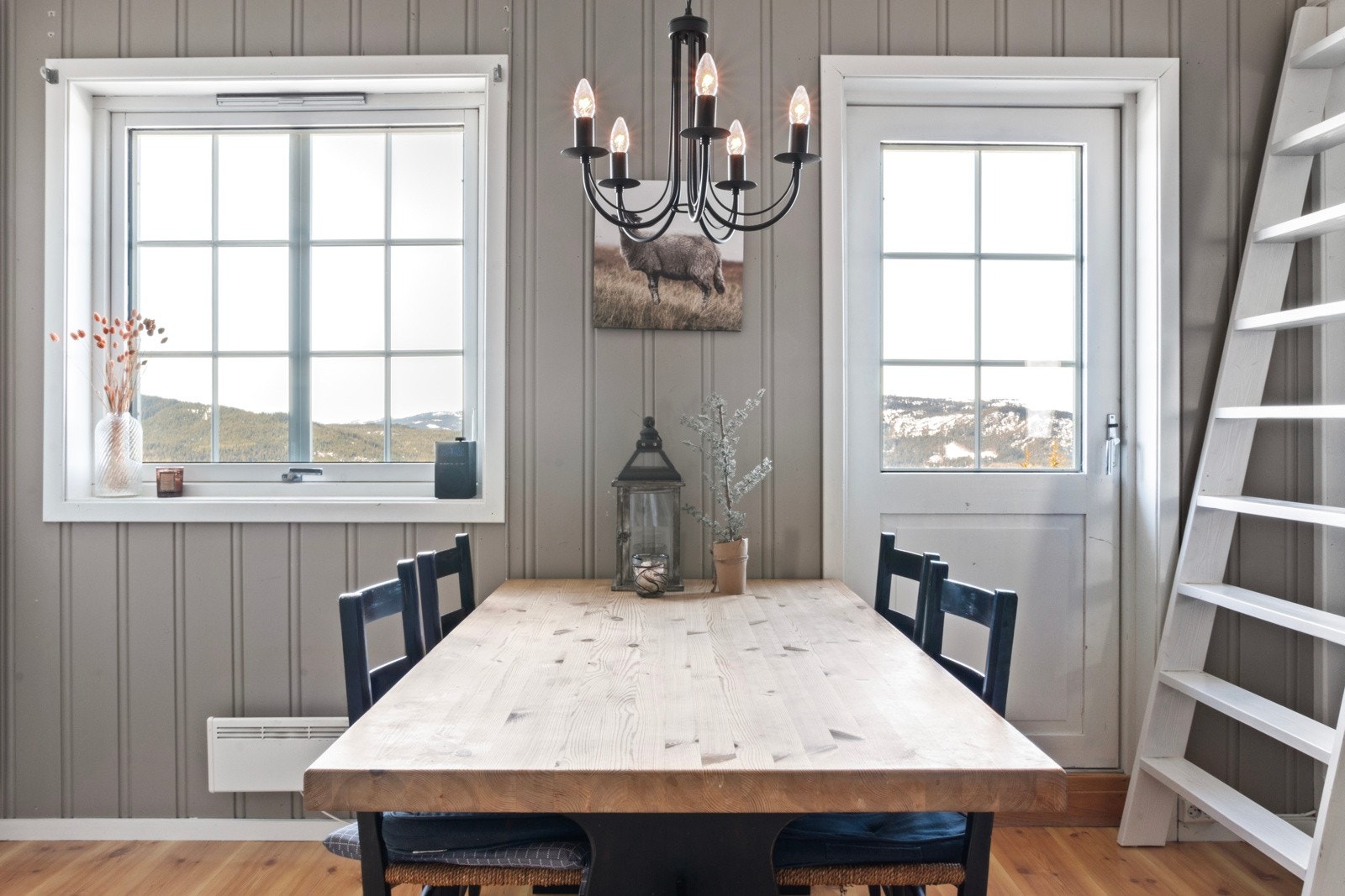 Spisesplass og utgang til terrasse. Galleribilde