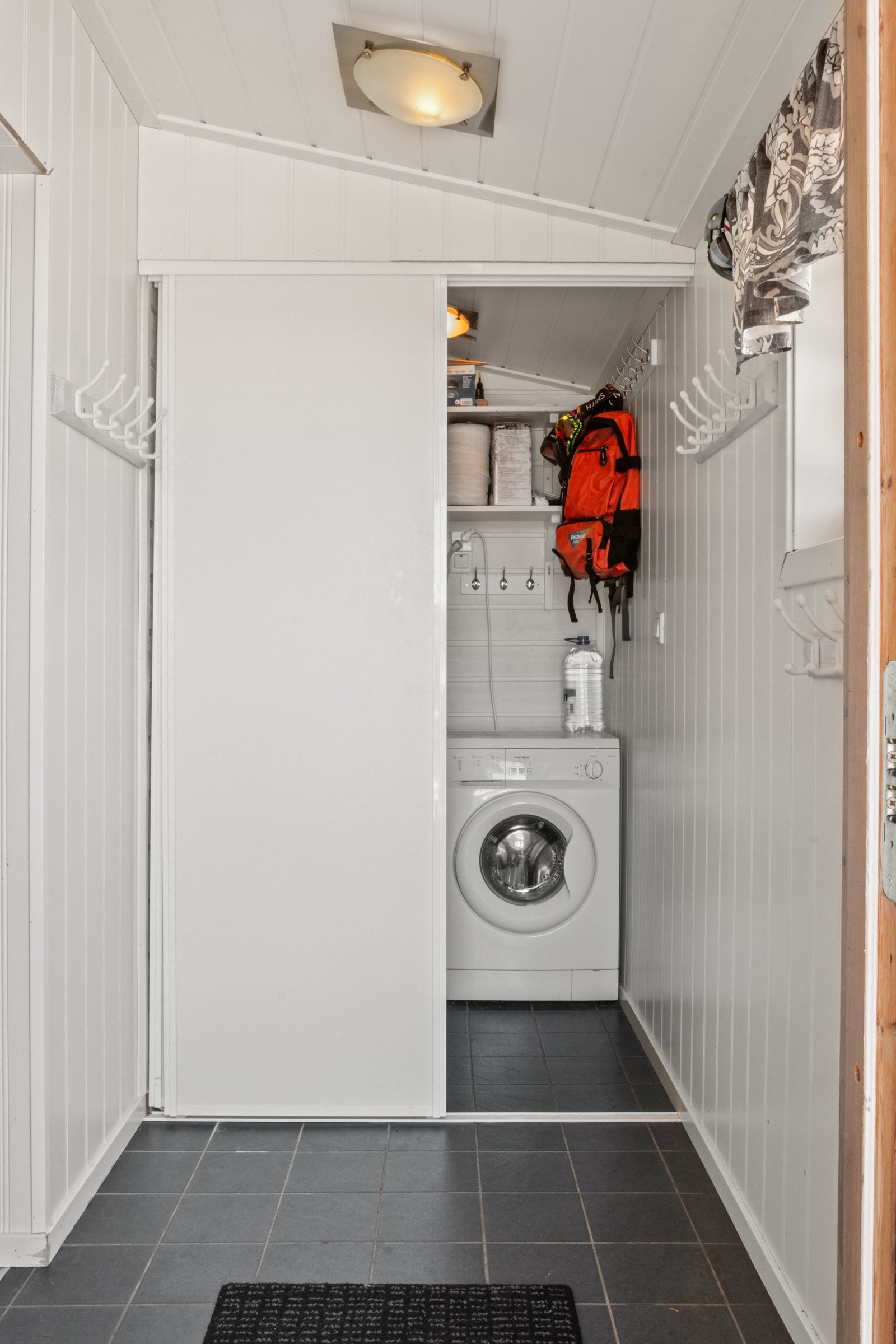 Praktisk fordeling og løsning med skyvedør. Galleribilde