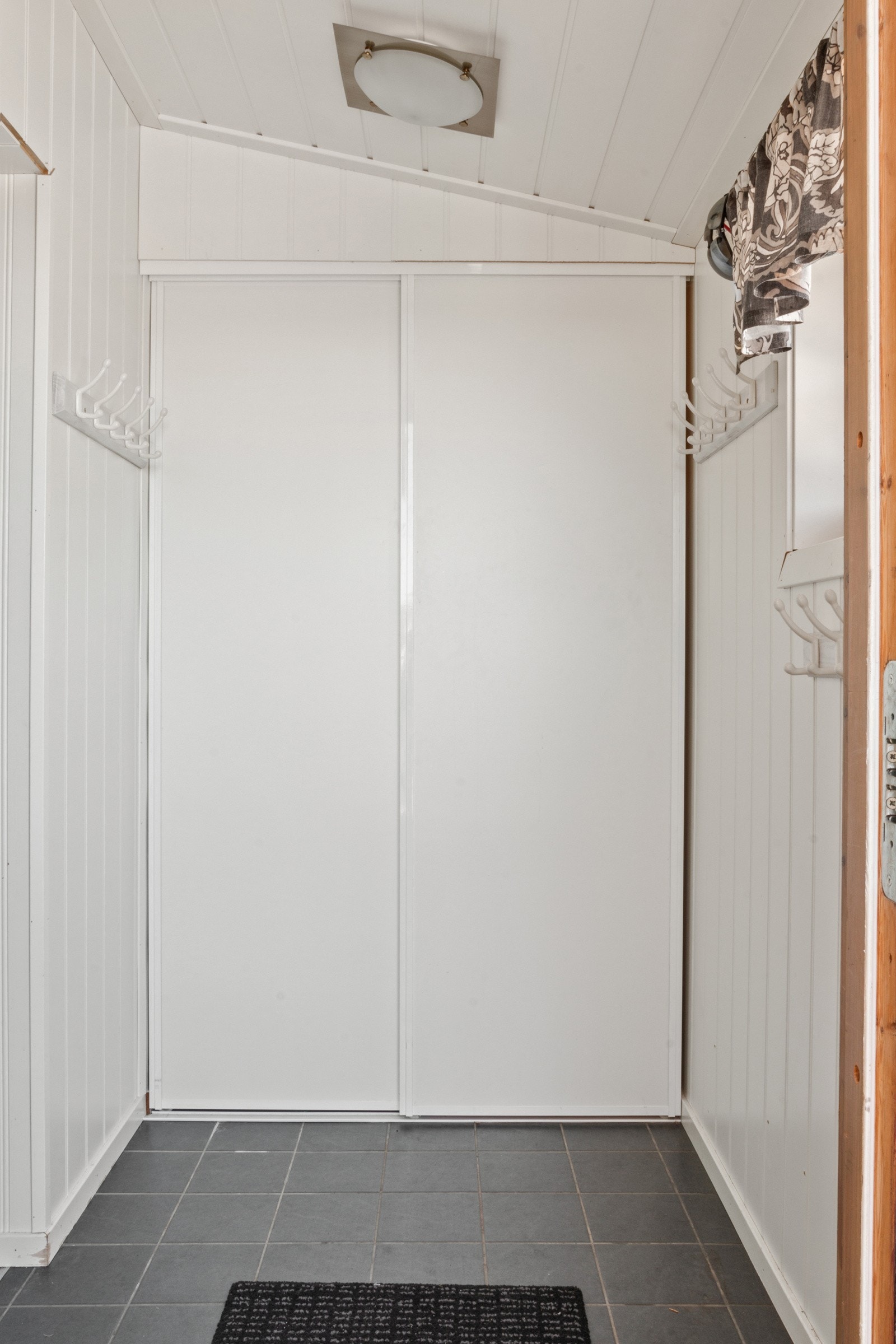 Fra hovedinngangen ankommer man entré og teknisk/vaskerom. Galleribilde