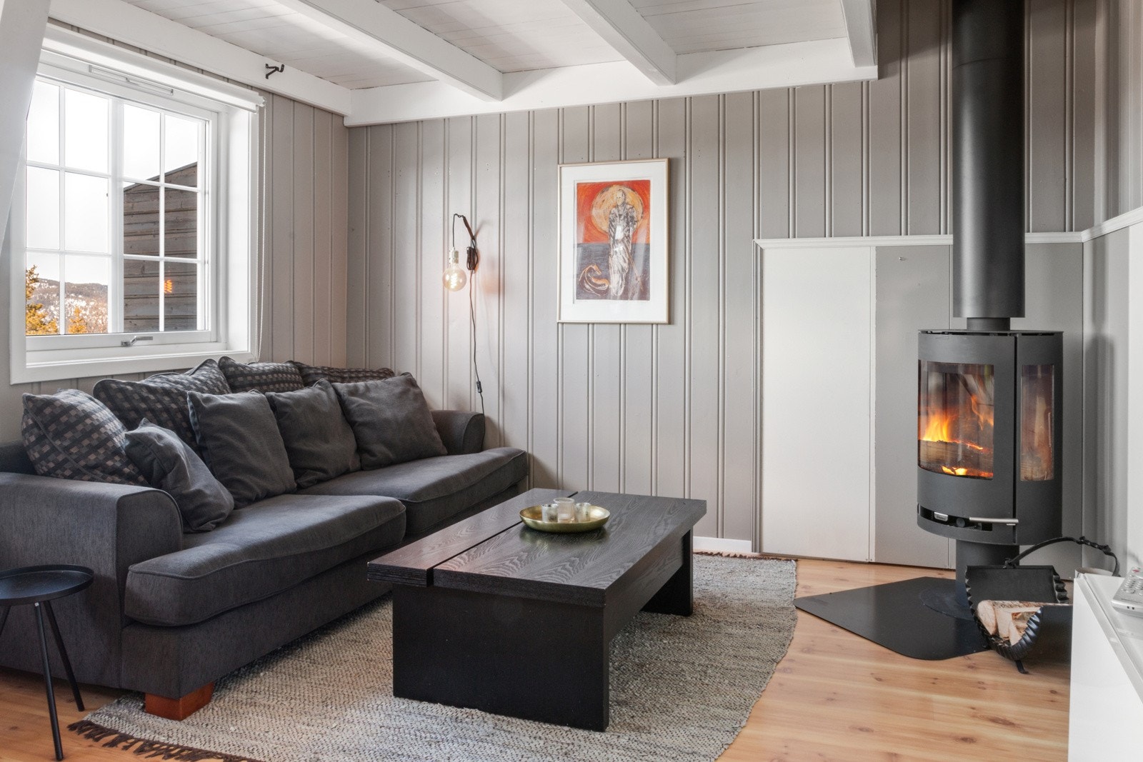 Stua har peisovn, som varmer godt og gir en hyggelig atmosfære på kalde dager. Galleribilde