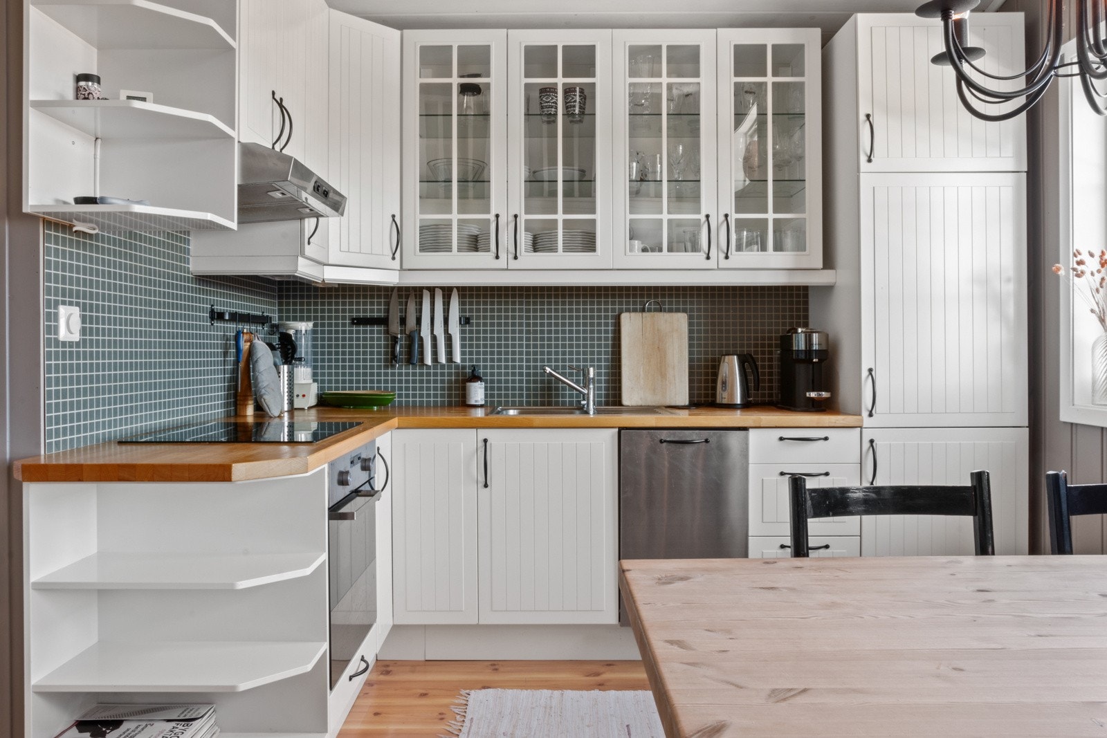 Kjøkkenet har en nyere Ikea kjøkkeninnredning med integrerte hvitevarer og kjøkkenventilator med avtrekk ut. Det er godt med benk- og skapplass. Galleribilde