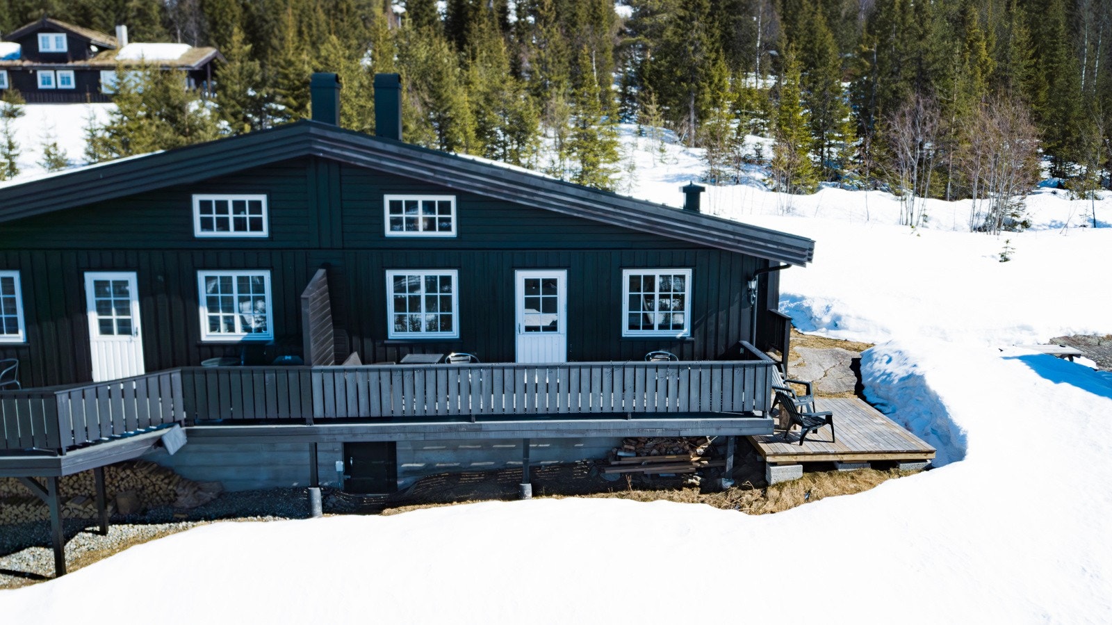 Hytta har flott utsikt og gode solforhold. Galleribilde