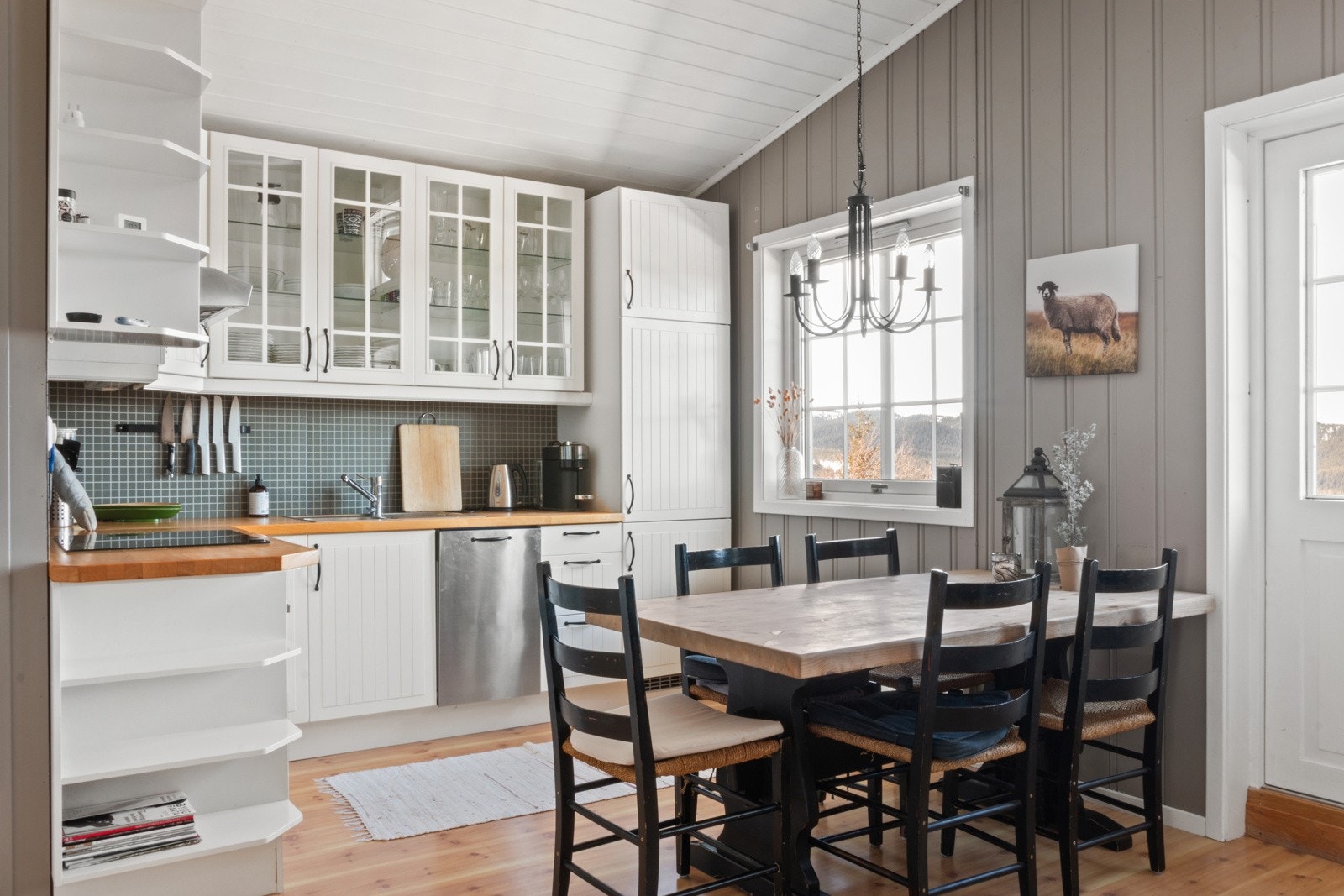 Kjøkken med spiseplass. Galleribilde