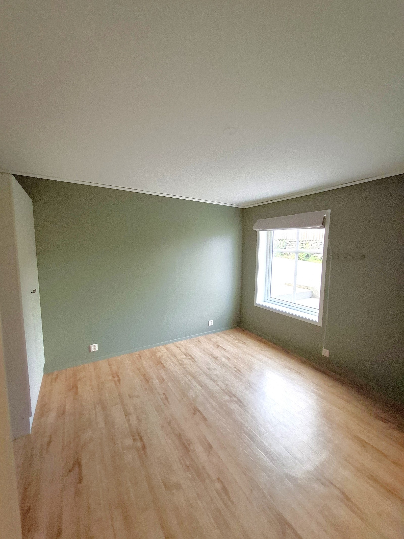 Romslig soverom i underetasjen med moderne overflater Galleribilde