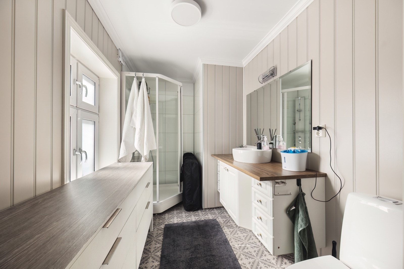 Flott bad i hovedetasjen Galleribilde