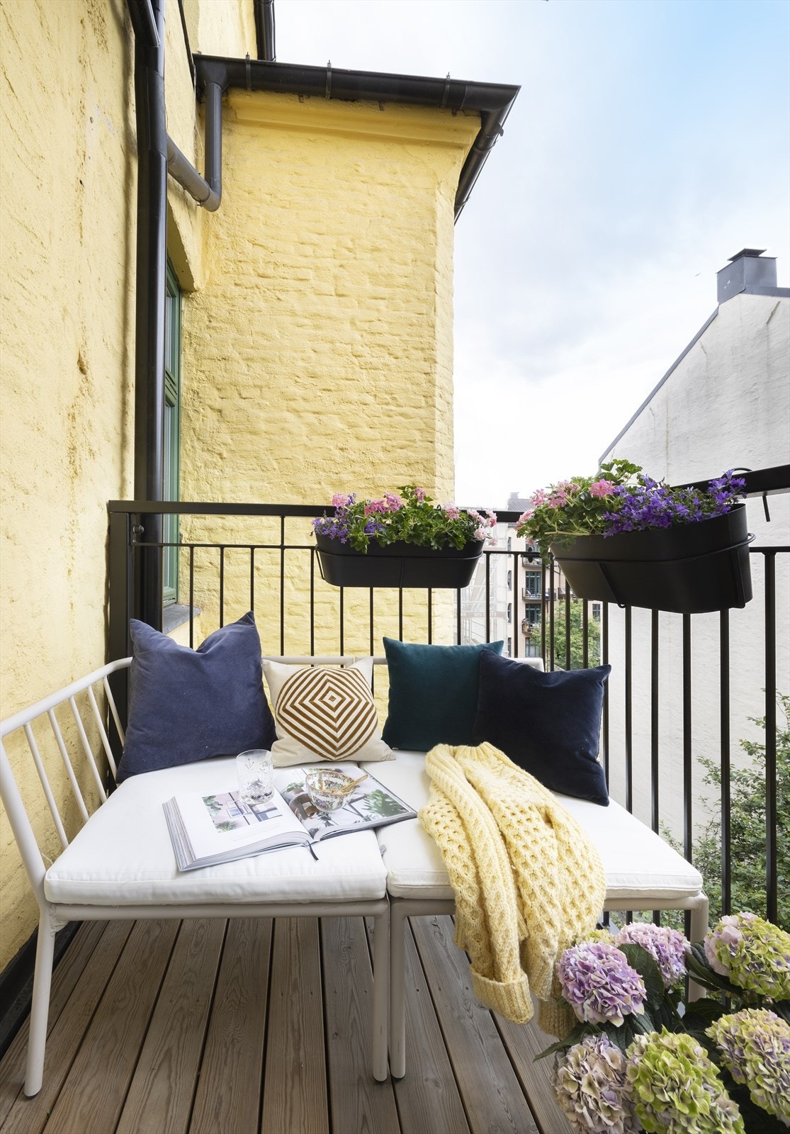 Fra balkongen kan du nyte fine solforhold - perfekt for morgenkaffen eller en avslappende kveld. Galleribilde