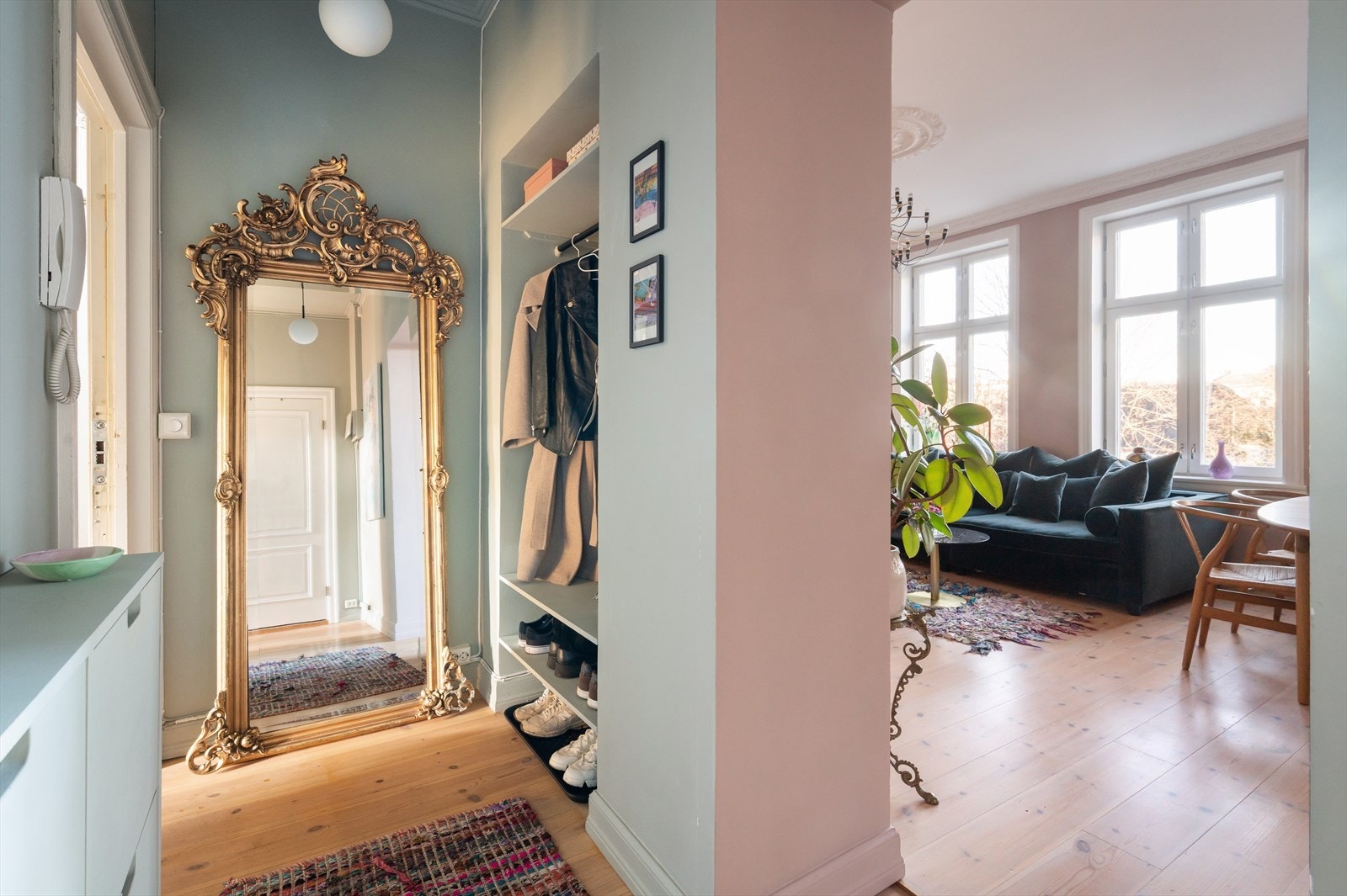 Vel innenfor inngangsdøren finner du en innbydende entre med plass til oppheng av ytterklær og sko innebygd i veggen. Galleribilde