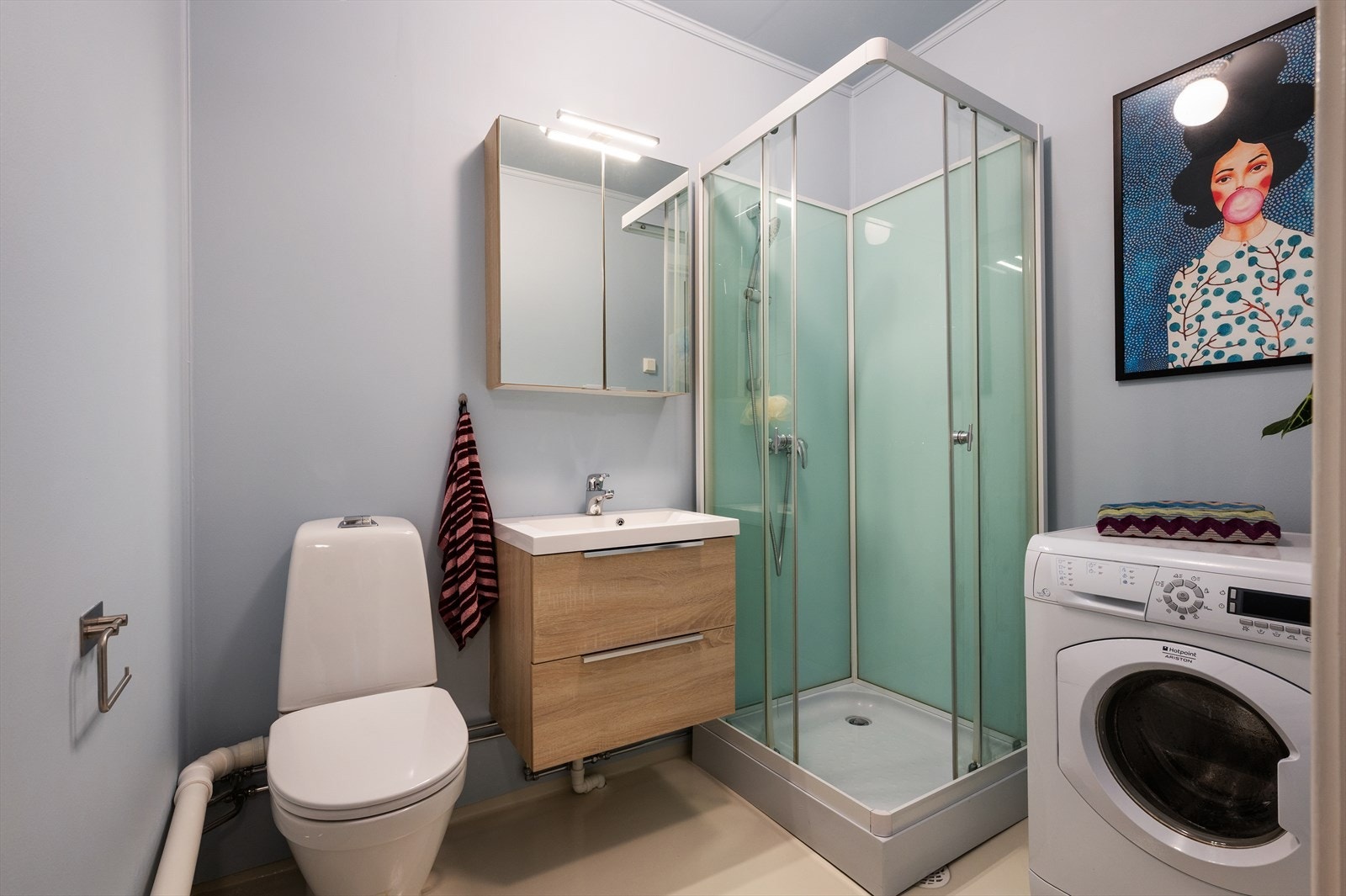 Leiligheten har et bad med malte vegger og tak, samt et malt vinylbelegg på gulvet med elektriske varmekabler. Selger har nylig malt badet, her også med en lekker farge fra Pure & original. Galleribilde