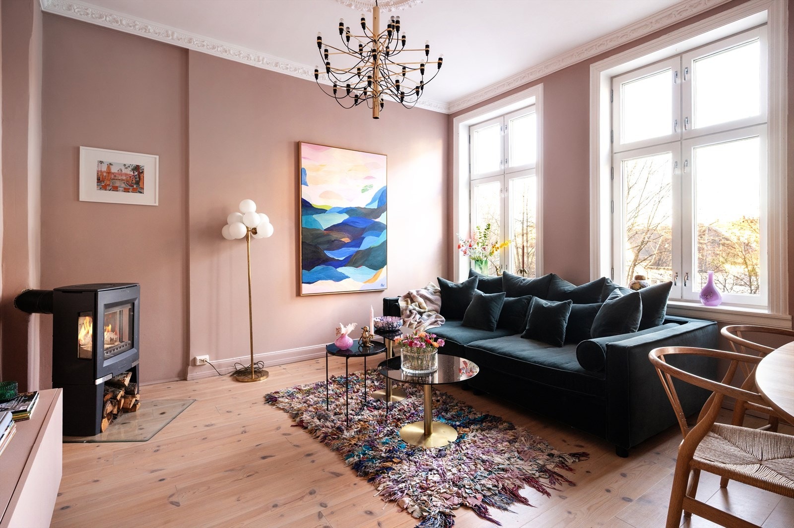 Videre er det god takhøyde og klassiske detaljer som gir rommet et elegant preg i kombinasjon med de malte flatene og parkettgulvet. Galleribilde