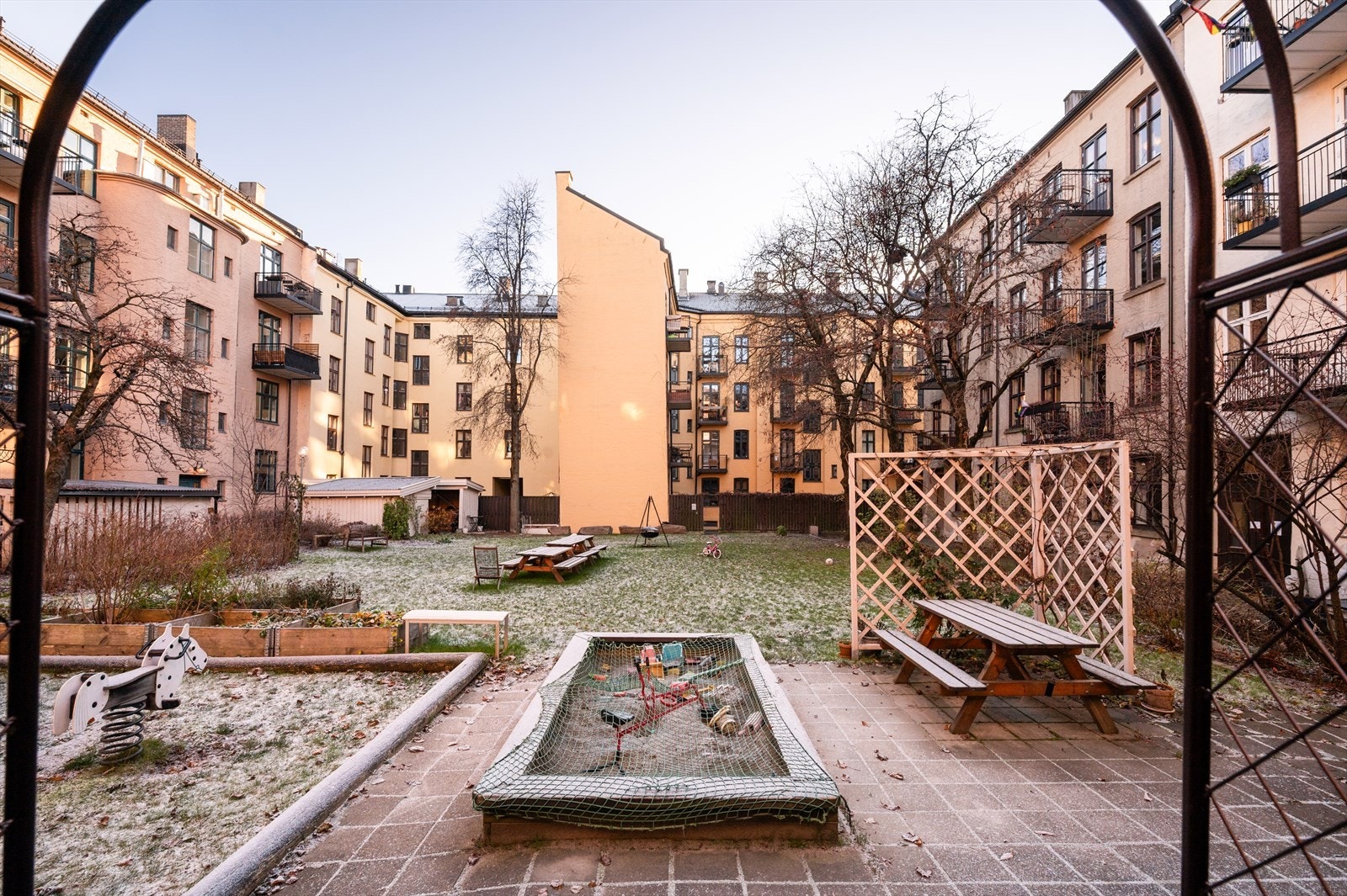 I bakgården finner du hyggelige grøntområder med benker og barnevennlige plasser. Galleribilde