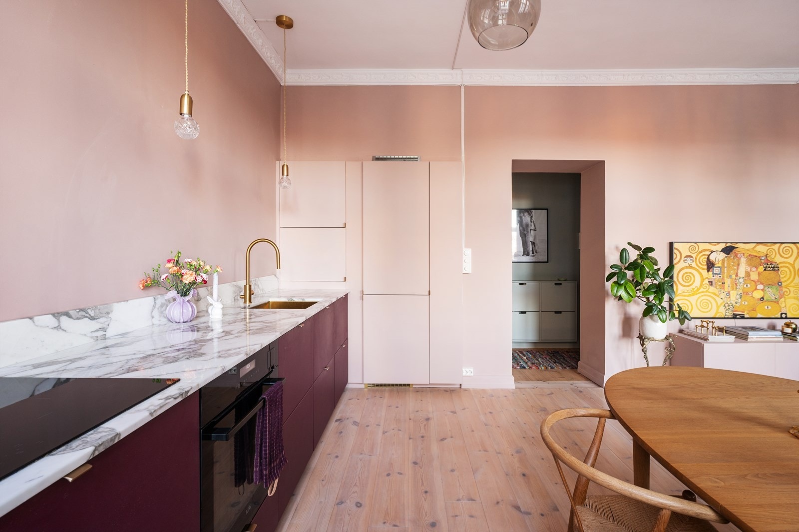 Kjøkkenet er godt utstyrt med integrerte hvitevarer: damp- og stekeovn, kjøleskap og oppvaskmaskin fra AEG, samt platetopp med integrert ventilator fra Bora. Galleribilde