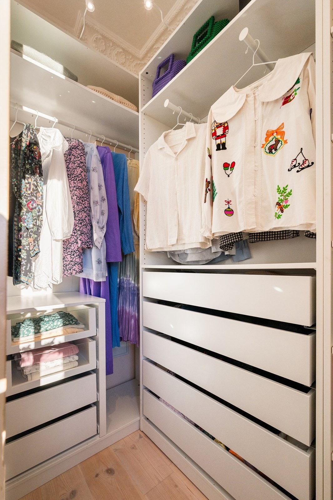 Veggene er elegant behandlet med kalkmaling, og en smart lettvegg skjuler garderobeløsningen på en stilren måte. Galleribilde