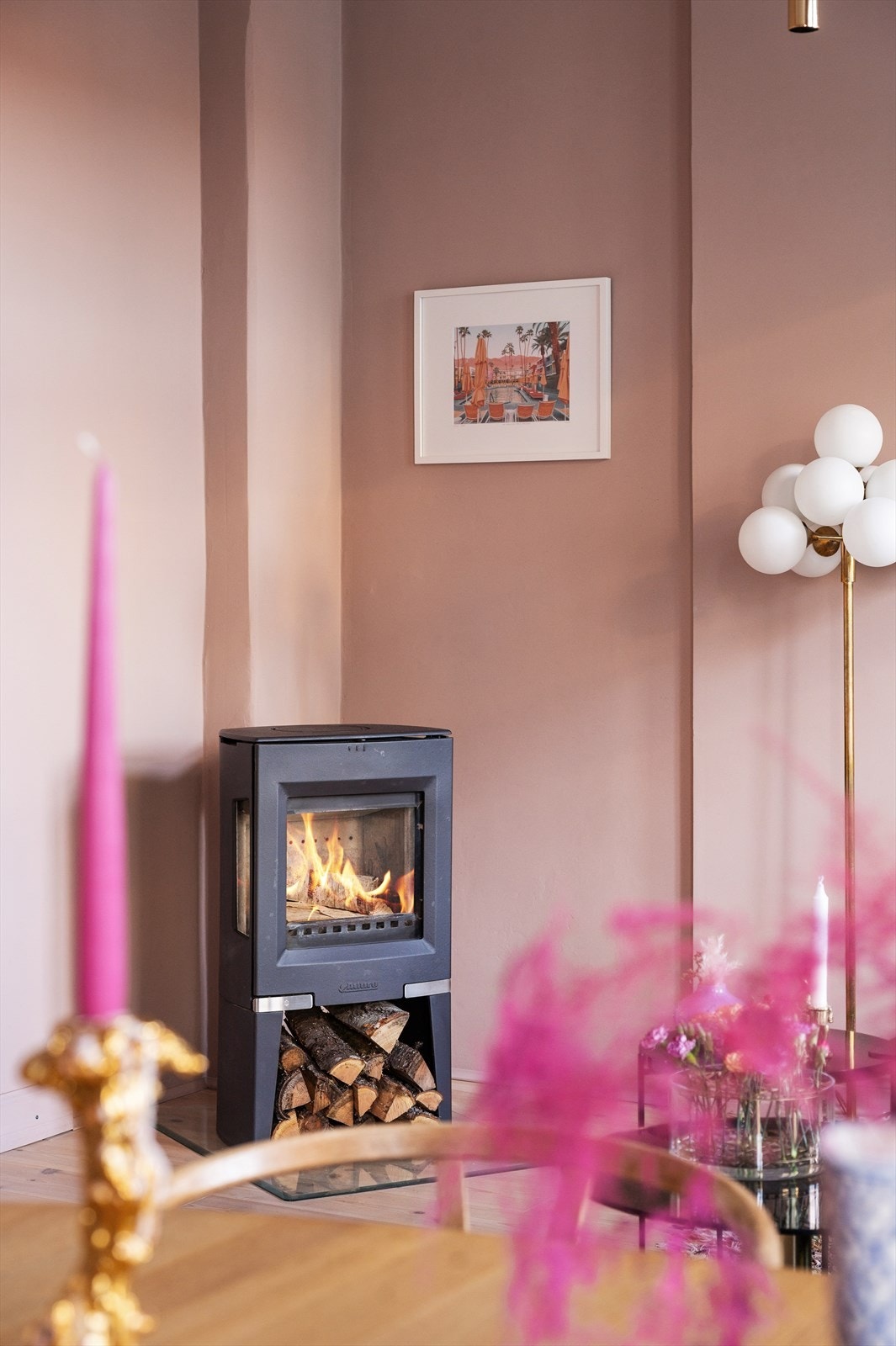 Ildstedet i stuen sørger for en hyggelig og lun atmosfære på kaldere og mørkere dager. Galleribilde