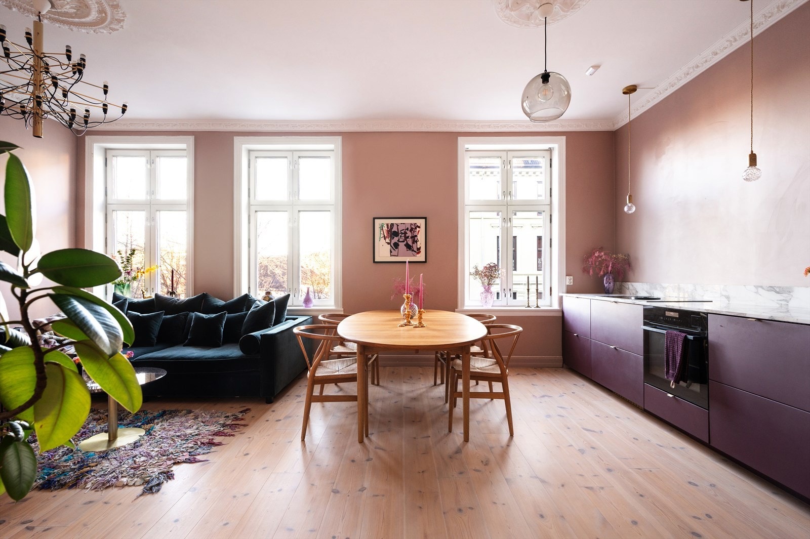 Kjøkkenet er valgt i gjennomtenkte løsninger og egner seg utmerket til resten av rommet. Galleribilde