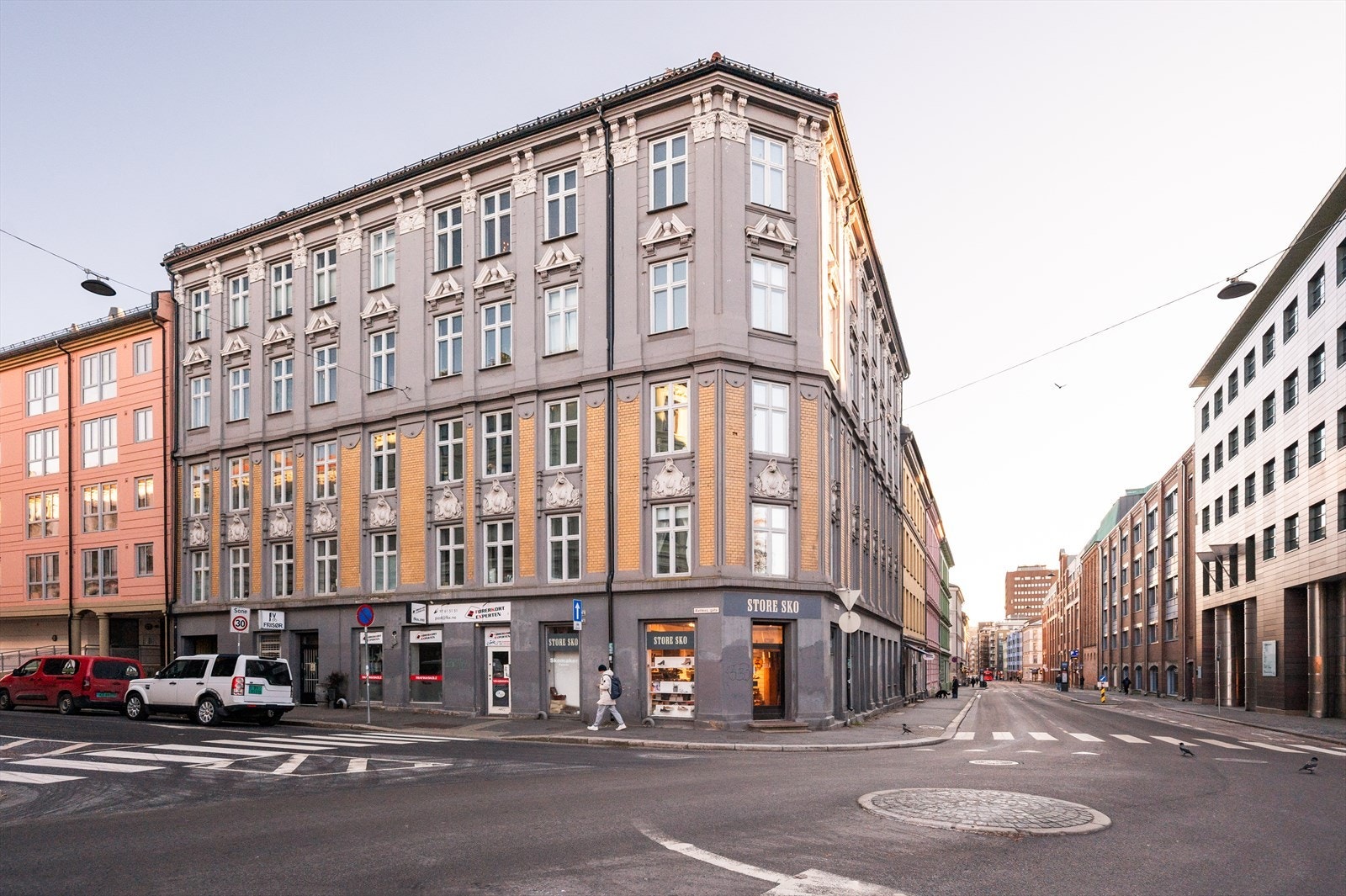 Boligen har en attraktiv beliggenhet i en av de fineste gatene på Grünerløkka med nærhet til "alt". Galleribilde