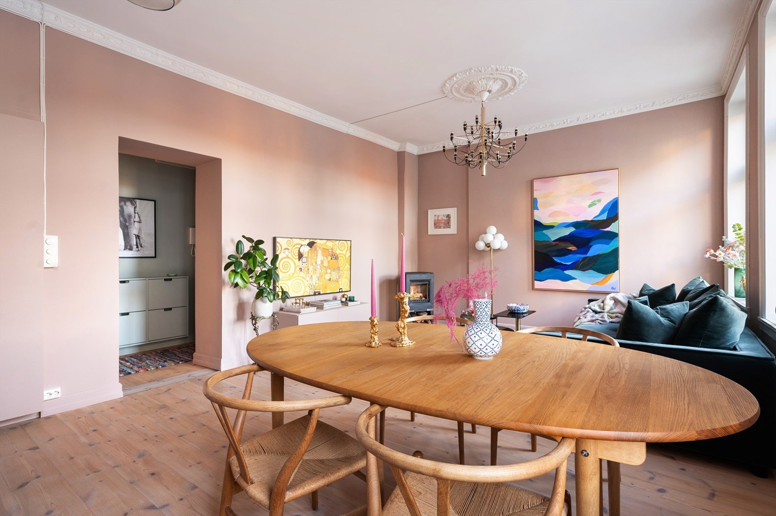 Lekre rosetter og stukkatur gir boligen et klassisk preg og en tidløs sjarm. Dette finner man i alle rom, utenom bad og entréå. Galleribilde