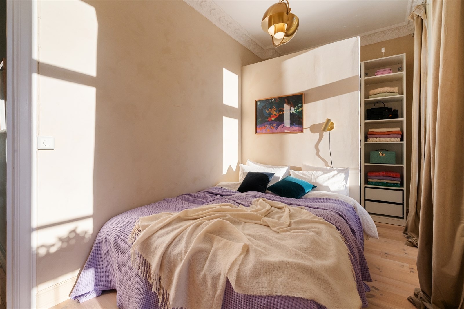Soverommet var opprinnelig kjøkkenrom, men ble gjort om til soverom i forbindelse med endringene i 2019. Galleribilde